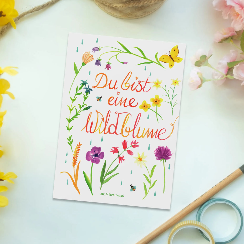 Postkarte Du bist eine Wildblume Postkarte, Karte, Geschenkkarte, Grußkarte, Einladung, Ansichtskarte, Geburtstagskarte, Einladungskarte, Dankeskarte, Ansichtskarten, Einladung Geburtstag, Einladungskarten Geburtstag, Blumen Deko, Frühlings Deko, Sommer Deko, Dekoration, positive Botschaft, Naturliebhaber, Outdoor, Natur, Abenteuer, Wildblume, wild, Geschenk Frauen, Geschenk Freundin, Kompliment, Blumen Motiv, Jahrestag, Natur Motiv, Hochzeitstag