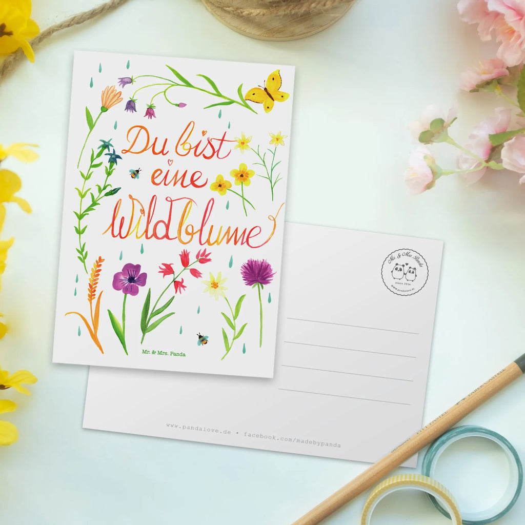 Postkarte Du bist eine Wildblume Postkarte, Karte, Geschenkkarte, Grußkarte, Einladung, Ansichtskarte, Geburtstagskarte, Einladungskarte, Dankeskarte, Ansichtskarten, Einladung Geburtstag, Einladungskarten Geburtstag, Blumen Deko, Frühlings Deko, Sommer Deko, Dekoration, positive Botschaft, Naturliebhaber, Outdoor, Natur, Abenteuer, Wildblume, wild, Geschenk Frauen, Geschenk Freundin, Kompliment, Blumen Motiv, Jahrestag, Natur Motiv, Hochzeitstag