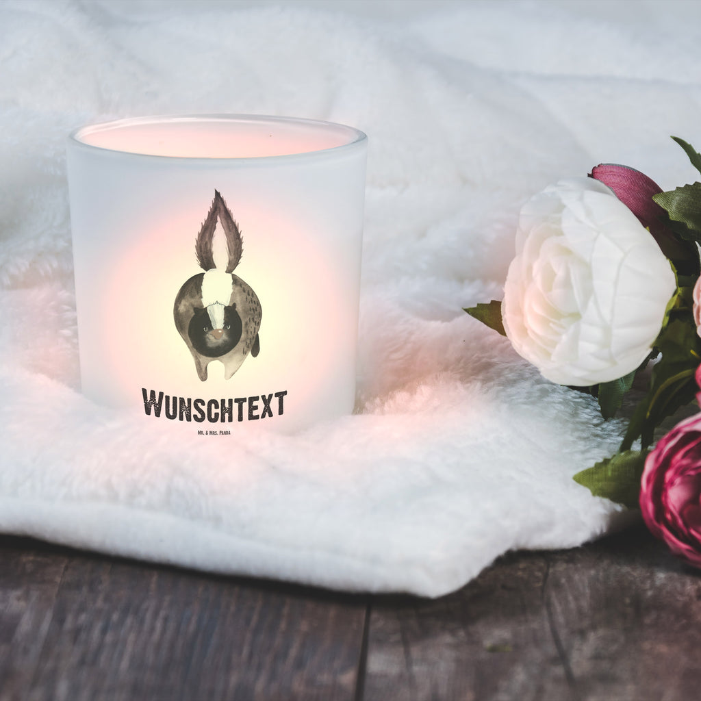 Personalisiertes Windlicht Stinktier Angriff Personalisiertes Windlicht, Personalisiertes Windlicht Glas, Personalisiertes Teelichtglas, Personalisierter Teelichthalter, Personalisiertes Kerzenglas, Personalisierte Kerze, Personalisiertes Teelicht, Windlicht mit Namen, Windlicht Glas mit Namen, Teelichtglas mit Namen, Teelichthalter mit Namen, Teelichter mit Namen, Kerzenglas mit Namen, Kerze mit Namen, Teelicht mit Namen, Namenspersonalisierung, Name, selbst gestalten, Wunschtext, Bedrucken, Stinktier, Skunk, Wildtier, Raubtier, Stinker, Stinki, wütend, Drohung