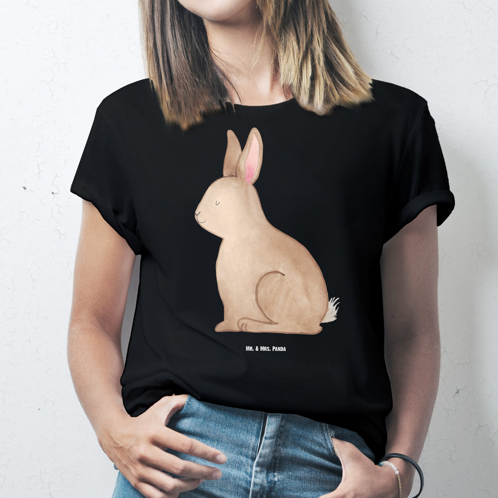 T-Shirt Standard Hase sitzend T-Shirt, Shirt, Tshirt, Lustiges T-Shirt, T-Shirt mit Spruch, Party, Junggesellenabschied, Jubiläum, Geburstag, Herrn, Damen, Männer, Frauen, Schlafshirt, Nachthemd, Sprüche, Ostern, Osterhase, Ostergeschenke, Osternest, Osterdeko, Geschenke zu Ostern, Ostern Geschenk, Ostergeschenke Kinder, Ostern Kinder, Frohe Ostern, Ostergrüße, Osterblume, Liebe, Grüße, Hase, Kaninchen