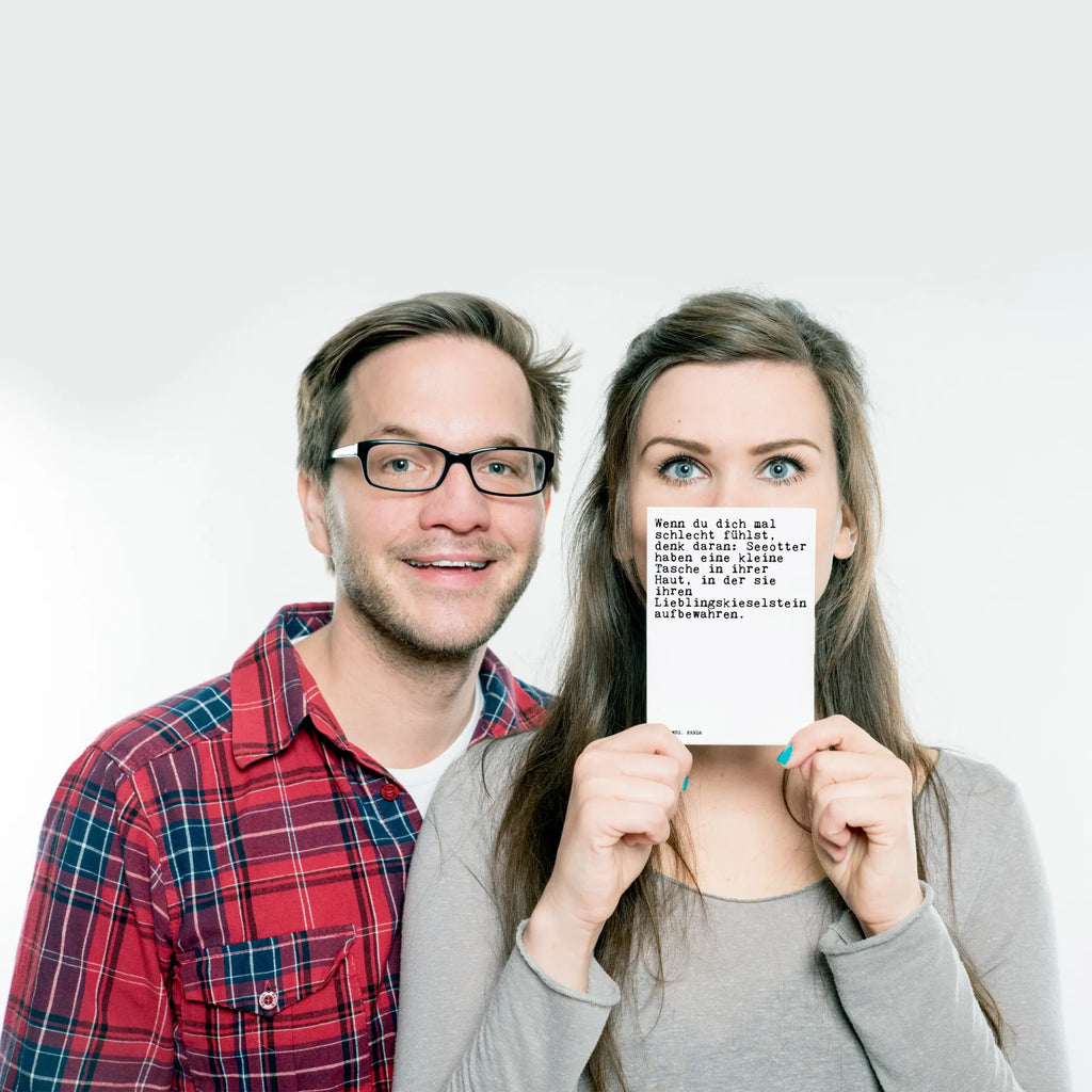 Postkarte Sprüche und Zitate Wenn du dich mal schlecht fühlst, denk daran: Seeotter haben eine kleine Tasche in ihrer Haut, in der sie ihren Lieblingskieselstein aufbewahren. Postkarte, Karte, Geschenkkarte, Grußkarte, Einladung, Ansichtskarte, Geburtstagskarte, Einladungskarte, Dankeskarte, Ansichtskarten, Einladung Geburtstag, Einladungskarten Geburtstag, Spruch, Sprüche, lustige Sprüche, Weisheiten, Zitate, Spruch Geschenke, Spruch Sprüche Weisheiten Zitate Lustig Weisheit Worte