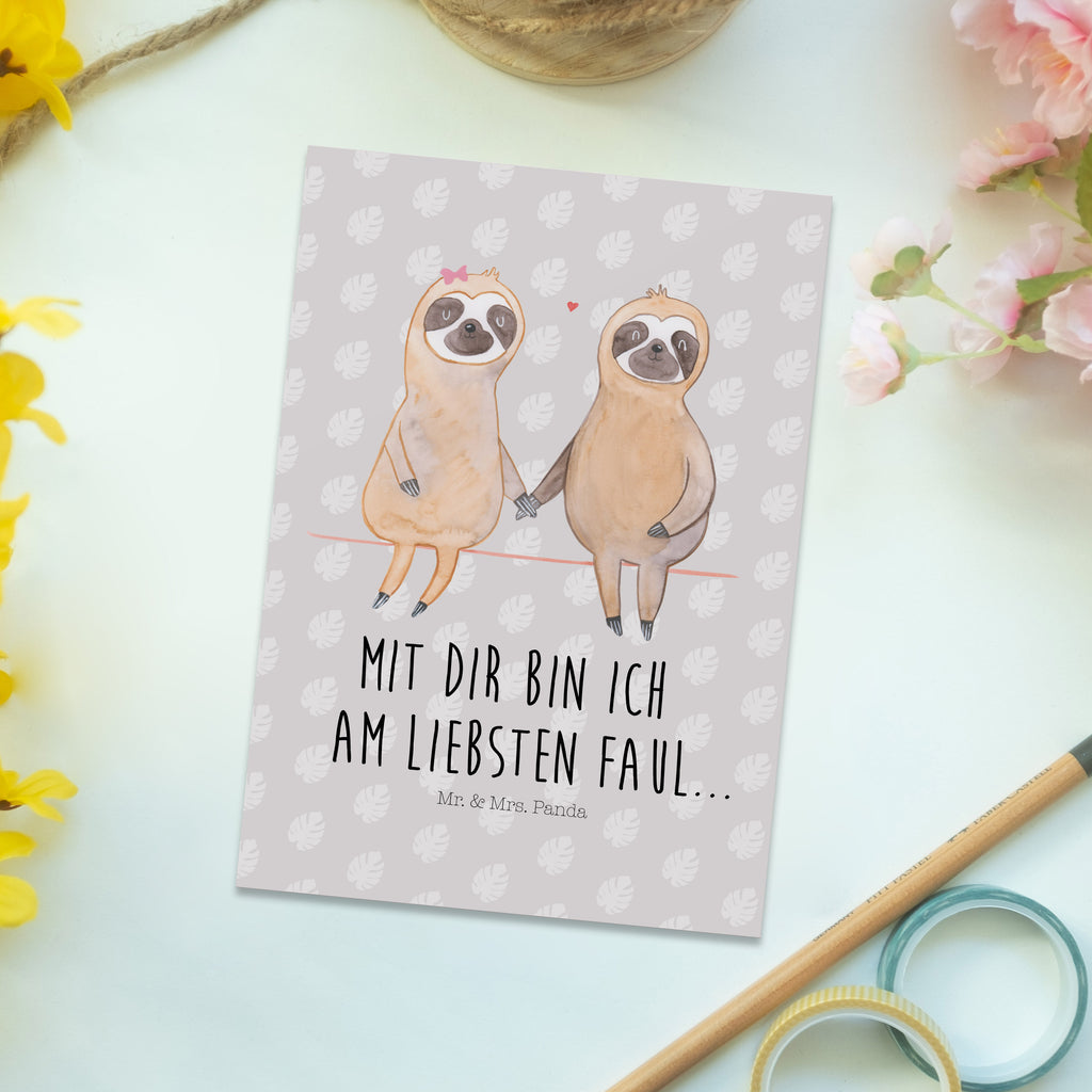 Postkarte Faultier Pärchen Postkarte, Karte, Geschenkkarte, Grußkarte, Einladung, Ansichtskarte, Geburtstagskarte, Einladungskarte, Dankeskarte, Ansichtskarten, Einladung Geburtstag, Einladungskarten Geburtstag, Faultier, Faultier Geschenk, Faultier Deko, Faultiere, faul, Lieblingstier, Liebe, Liebespaar, Faultierliebe, Faultierpärchen, verliebt, verlobt, gemeinsam, relaxen, Pärchen, Beziehung, Langsamkeit