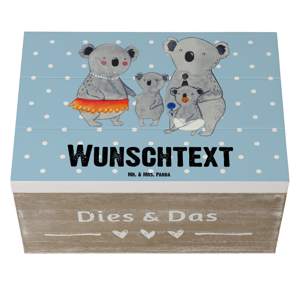 Personalisierte Holzkiste Koala Familie Holzkiste mit Namen, Kiste mit Namen, Schatzkiste mit Namen, Truhe mit Namen, Schatulle mit Namen, Erinnerungsbox mit Namen, Erinnerungskiste, mit Namen, Dekokiste mit Namen, Aufbewahrungsbox mit Namen, Holzkiste Personalisiert, Kiste Personalisiert, Schatzkiste Personalisiert, Truhe Personalisiert, Schatulle Personalisiert, Erinnerungsbox Personalisiert, Erinnerungskiste Personalisiert, Dekokiste Personalisiert, Aufbewahrungsbox Personalisiert, Geschenkbox personalisiert, GEschenkdose personalisiert, Familie, Vatertag, Muttertag, Bruder, Schwester, Mama, Papa, Oma, Opa, Koala, Koalas, Family, Kinder, Geschwister, Familienleben