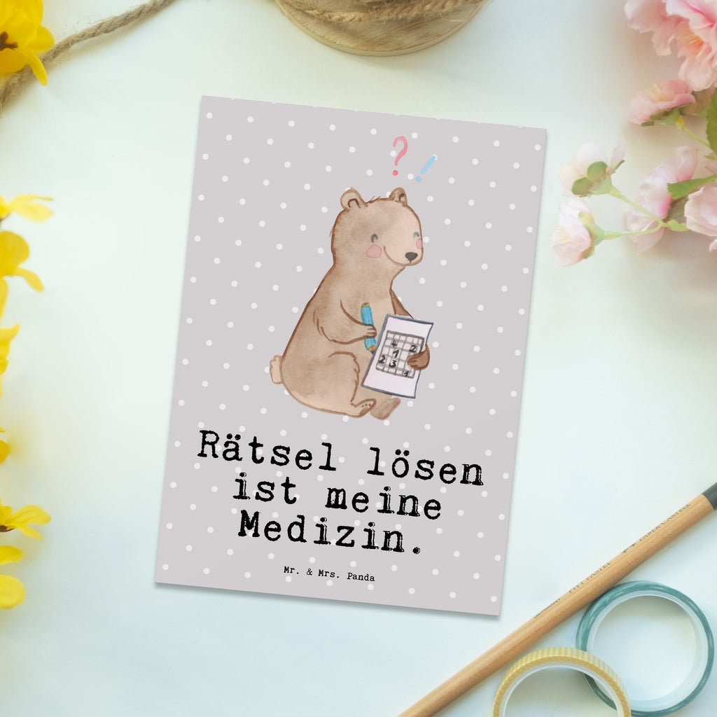 Postkarte Bär Rätsel lösen Medizin Postkarte, Karte, Geschenkkarte, Grußkarte, Einladung, Ansichtskarte, Geburtstagskarte, Einladungskarte, Dankeskarte, Ansichtskarten, Einladung Geburtstag, Einladungskarten Geburtstag, Geschenk, Sport, Sportart, Hobby, Schenken, Danke, Dankeschön, Auszeichnung, Gewinn, Sportler, Rätsel lösen, Kreuzworträtsel lösen, Knobeln, Gedächtnistraining, Gedächtnissport