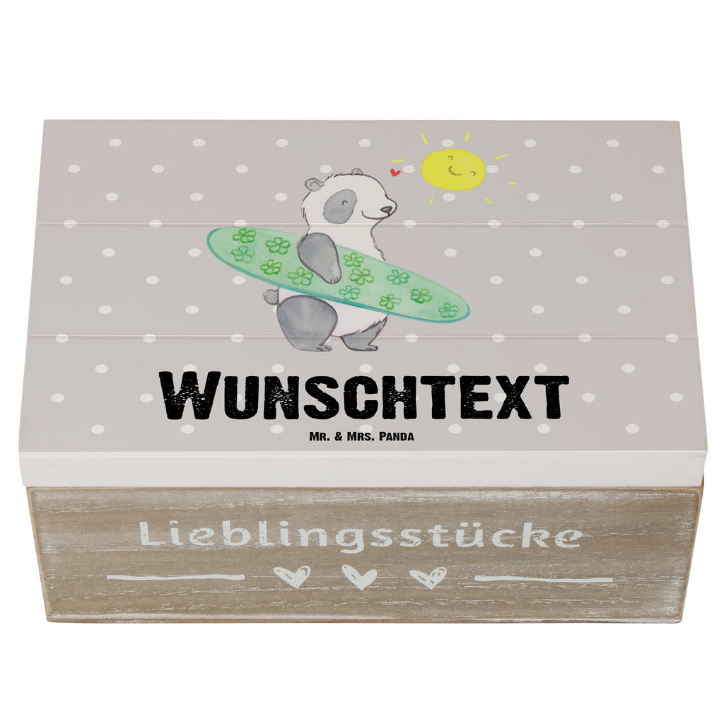 Personalisierte Holzkiste Panda Surfen Holzkiste mit Namen, Kiste mit Namen, Schatzkiste mit Namen, Truhe mit Namen, Schatulle mit Namen, Erinnerungsbox mit Namen, Erinnerungskiste, mit Namen, Dekokiste mit Namen, Aufbewahrungsbox mit Namen, Holzkiste Personalisiert, Kiste Personalisiert, Schatzkiste Personalisiert, Truhe Personalisiert, Schatulle Personalisiert, Erinnerungsbox Personalisiert, Erinnerungskiste Personalisiert, Dekokiste Personalisiert, Aufbewahrungsbox Personalisiert, Geschenkbox personalisiert, GEschenkdose personalisiert, Geschenk, Sport, Sportart, Hobby, Schenken, Danke, Dankeschön, Auszeichnung, Gewinn, Sportler, Wellenreiten, Surfen, Surfschule