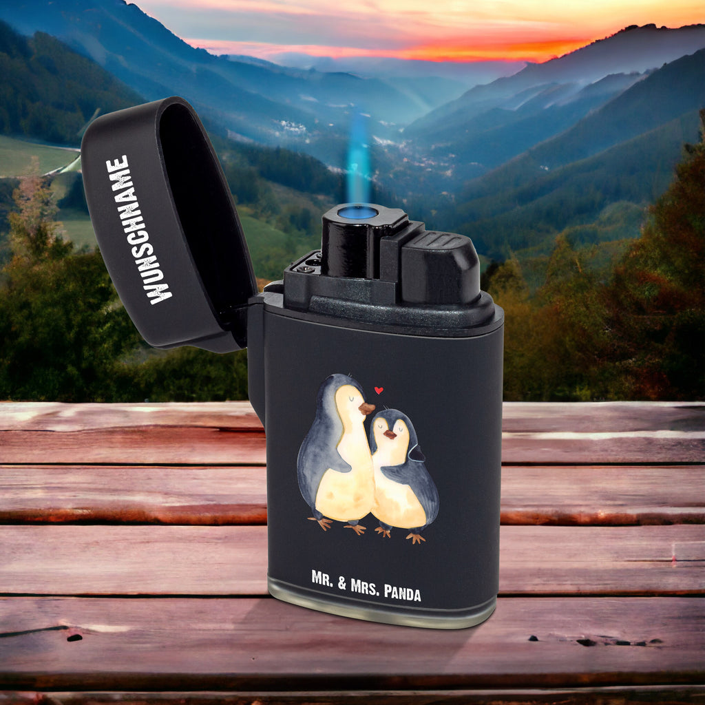 Personalisiertes Feuerzeug Pinguin umarmend Personalisiertes Feuerzeug, Personalisiertes Gas-Feuerzeug, Personalisiertes Sturmfeuerzeug, Pinguin, Liebe, Liebespaar, Liebesbeweis, Liebesgeschenk, Verlobung, Jahrestag, Hochzeitstag, Hochzeit, Hochzeitsgeschenk