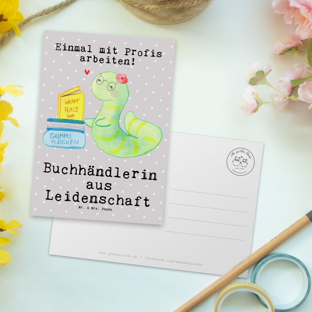 Postkarte Buchhändlerin aus Leidenschaft Postkarte, Karte, Geschenkkarte, Grußkarte, Einladung, Ansichtskarte, Geburtstagskarte, Einladungskarte, Dankeskarte, Ansichtskarten, Einladung Geburtstag, Einladungskarten Geburtstag, Beruf, Ausbildung, Jubiläum, Abschied, Rente, Kollege, Kollegin, Geschenk, Schenken, Arbeitskollege, Mitarbeiter, Firma, Danke, Dankeschön, Buchhändlerin, Buchhandlung, Buchverkäuferin, Bibliothekarin, Bücherwurm