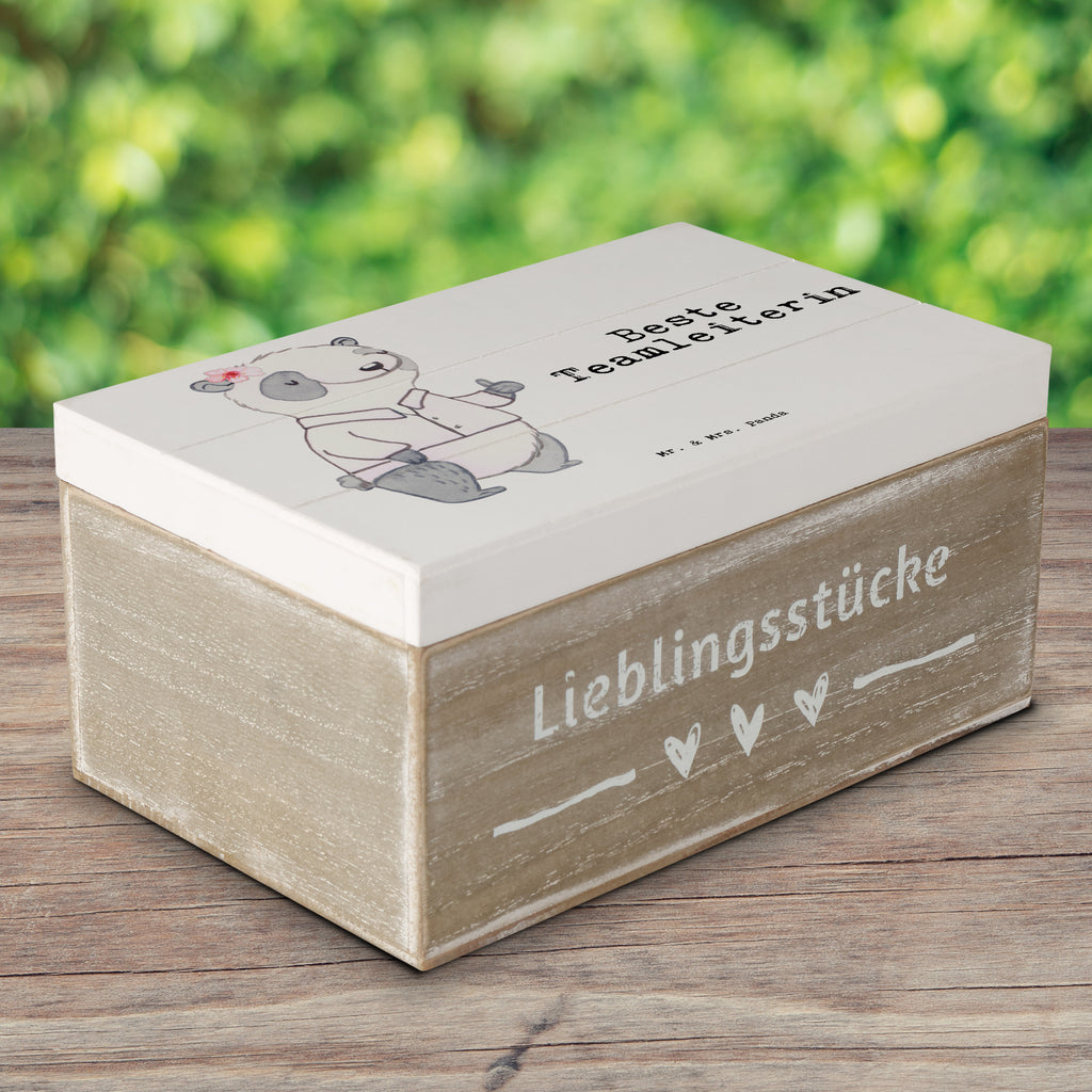 Holzkiste Panda Beste Teamleiterin Holzkiste, Kiste, Schatzkiste, Truhe, Schatulle, XXL, Erinnerungsbox, Erinnerungskiste, Dekokiste, Aufbewahrungsbox, Geschenkbox, Geschenkdose, für, Dankeschön, Geschenk, Schenken, Geburtstag, Geburtstagsgeschenk, Geschenkidee, Danke, Bedanken, Mitbringsel, Freude machen, Geschenktipp, Teamleiterin, Seminarleiterin, Gruppenleiterin, Leiterin, Kollegin, Chefin, Vorgesetzte, Abschied, Abschiedsgeschenk, Ruhestand