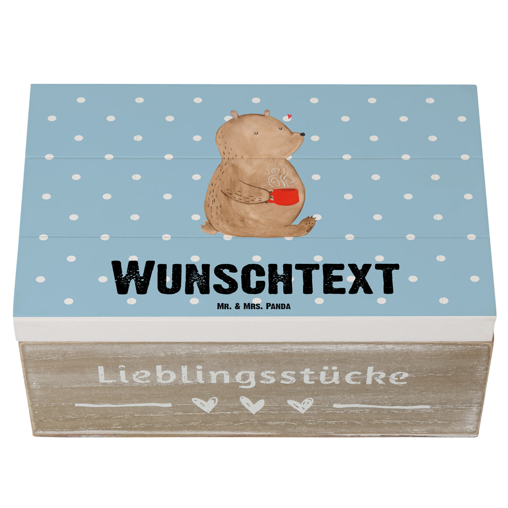 Personalisierte Holzkiste Bär Kaffee Holzkiste mit Namen, Kiste mit Namen, Schatzkiste mit Namen, Truhe mit Namen, Schatulle mit Namen, Erinnerungsbox mit Namen, Erinnerungskiste, mit Namen, Dekokiste mit Namen, Aufbewahrungsbox mit Namen, Holzkiste Personalisiert, Kiste Personalisiert, Schatzkiste Personalisiert, Truhe Personalisiert, Schatulle Personalisiert, Erinnerungsbox Personalisiert, Erinnerungskiste Personalisiert, Dekokiste Personalisiert, Aufbewahrungsbox Personalisiert, Geschenkbox personalisiert, GEschenkdose personalisiert, Bär, Teddy, Teddybär, Kaffee, Coffee, Bären, guten Morgen, Morgenroutine, Welt erobern, Welt retten, Motivation