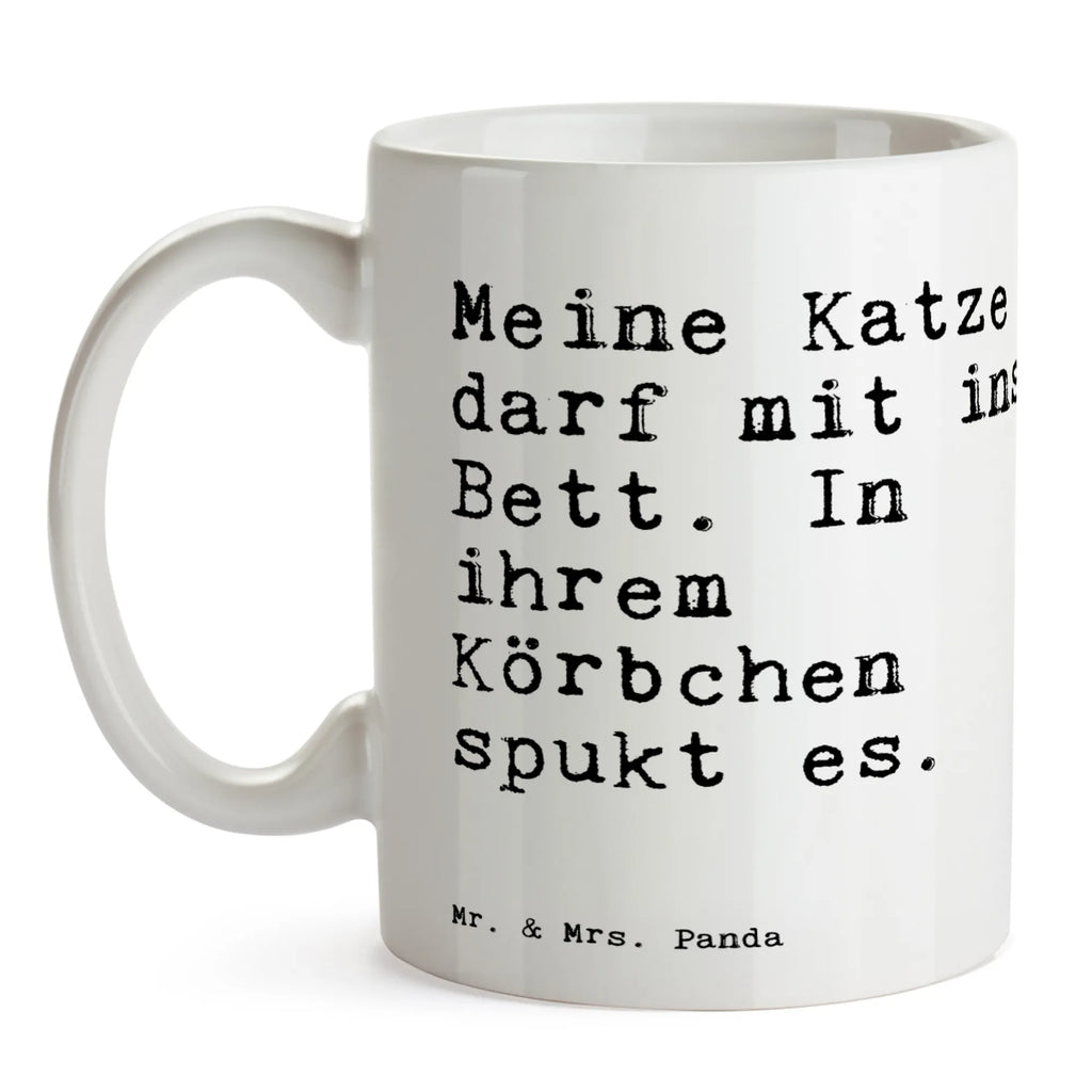 Tasse Sprüche und Zitate Meine Katze darf mit ins Bett. In ihrem Körbchen spukt es. Tasse, Kaffeetasse, Teetasse, Becher, Kaffeebecher, Teebecher, Keramiktasse, Porzellantasse, Büro Tasse, Geschenk Tasse, Tasse Sprüche, Tasse Motive, Kaffeetassen, Tasse bedrucken, Designer Tasse, Cappuccino Tassen, Schöne Teetassen, Spruch, Sprüche, lustige Sprüche, Weisheiten, Zitate, Spruch Geschenke, Spruch Sprüche Weisheiten Zitate Lustig Weisheit Worte