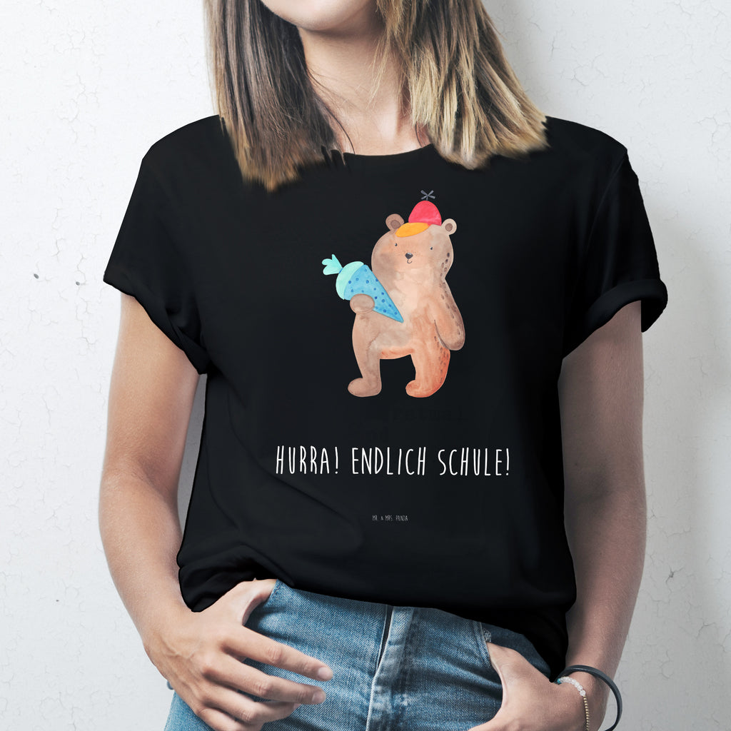 T-Shirt Standard Bär mit Schultüte T-Shirt, Shirt, Tshirt, Lustiges T-Shirt, T-Shirt mit Spruch, Party, Junggesellenabschied, Jubiläum, Geburstag, Herrn, Damen, Männer, Frauen, Schlafshirt, Nachthemd, Sprüche, Bär, Teddy, Teddybär, Bär Motiv, Schultüte, Erster Schultag Geschenk, Einschulung Geschenk, Schule Geschenk, Grundschule, Schulanfang, Schulbeginn