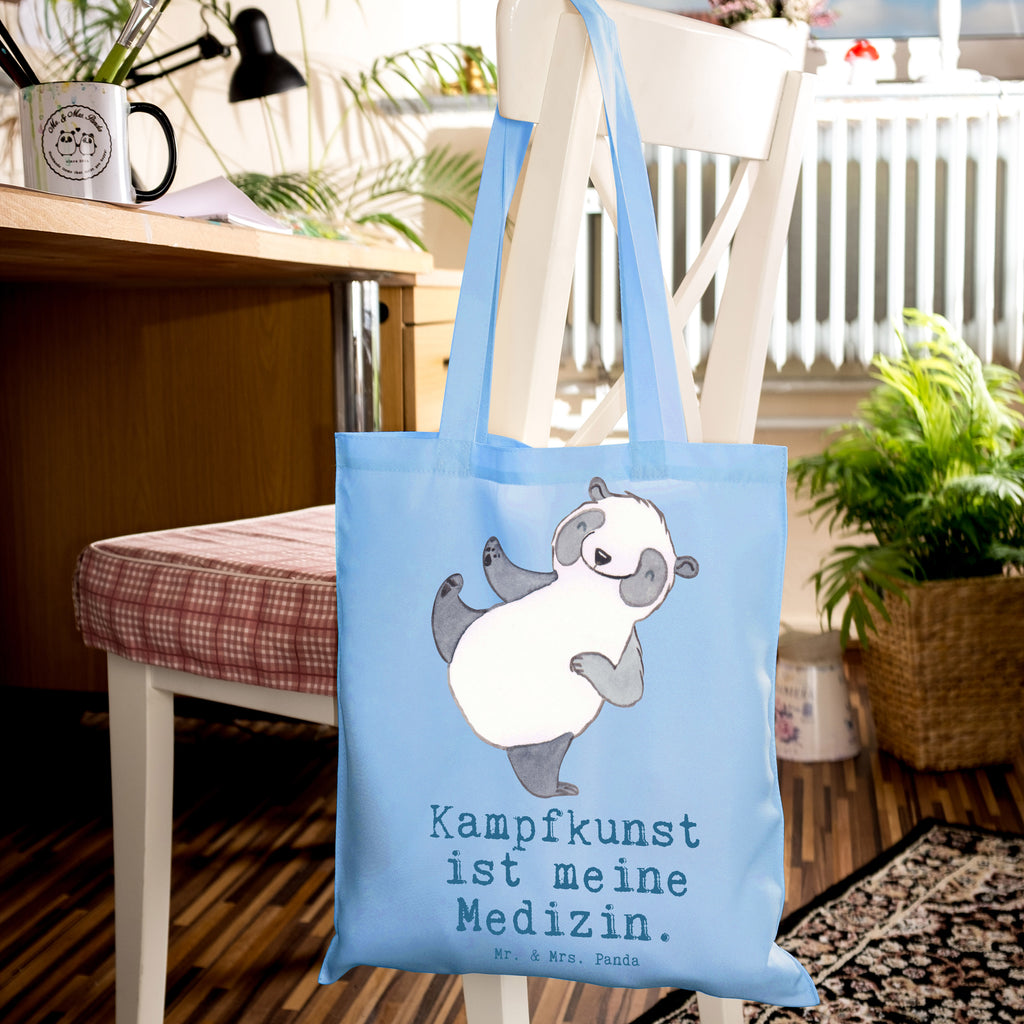 Tragetasche Panda Kampfkunst Medizin Beuteltasche, Beutel, Einkaufstasche, Jutebeutel, Stoffbeutel, Tasche, Shopper, Umhängetasche, Strandtasche, Schultertasche, Stofftasche, Tragetasche, Badetasche, Jutetasche, Einkaufstüte, Laptoptasche, Geschenk, Sport, Sportart, Hobby, Schenken, Danke, Dankeschön, Auszeichnung, Gewinn, Sportler, Kampfkunst, Kampfsportarten, Selbstverteidigung