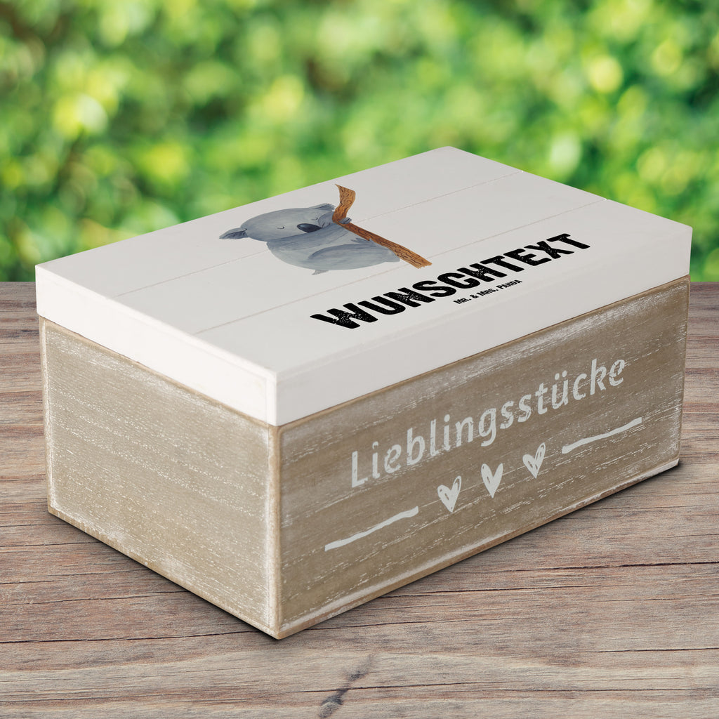 Personalisierte Holzkiste Koalabär Holzkiste mit Namen, Kiste mit Namen, Schatzkiste mit Namen, Truhe mit Namen, Schatulle mit Namen, Erinnerungsbox mit Namen, Erinnerungskiste, mit Namen, Dekokiste mit Namen, Aufbewahrungsbox mit Namen, Holzkiste Personalisiert, Kiste Personalisiert, Schatzkiste Personalisiert, Truhe Personalisiert, Schatulle Personalisiert, Erinnerungsbox Personalisiert, Erinnerungskiste Personalisiert, Dekokiste Personalisiert, Aufbewahrungsbox Personalisiert, Geschenkbox personalisiert, GEschenkdose personalisiert, Tiermotive, Gute Laune, lustige Sprüche, Tiere, Koala, träumen, Traum, schlafen, Schlafzimmer, Traumland, Bär, Koalabär