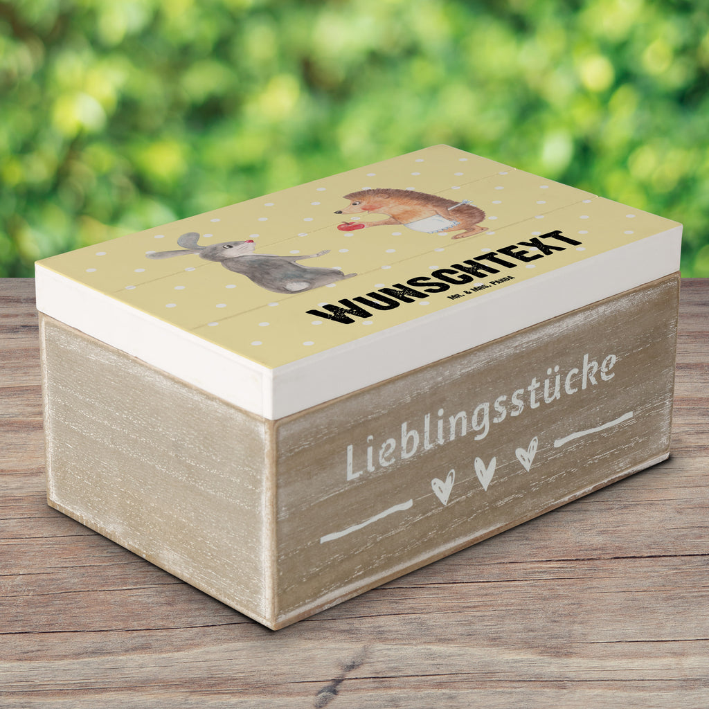 Personalisierte Holzkiste Hase Igel Holzkiste mit Namen, Kiste mit Namen, Schatzkiste mit Namen, Truhe mit Namen, Schatulle mit Namen, Erinnerungsbox mit Namen, Erinnerungskiste, mit Namen, Dekokiste mit Namen, Aufbewahrungsbox mit Namen, Holzkiste Personalisiert, Kiste Personalisiert, Schatzkiste Personalisiert, Truhe Personalisiert, Schatulle Personalisiert, Erinnerungsbox Personalisiert, Erinnerungskiste Personalisiert, Dekokiste Personalisiert, Aufbewahrungsbox Personalisiert, Geschenkbox personalisiert, GEschenkdose personalisiert, Tiermotive, Gute Laune, lustige Sprüche, Tiere, Igel und Hase, Igel, Hase, Liebe Spruch, Liebeskummer Geschenk, Herzschmerz, Trösten, Trennungsschmerz, Spruch romantisch