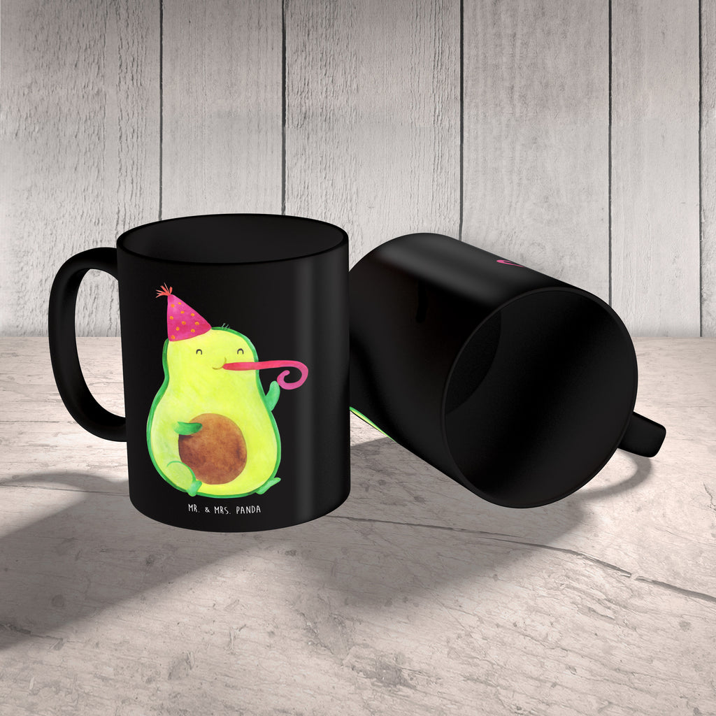 Tasse Avocado Feier Tasse, Kaffeetasse, Teetasse, Becher, Kaffeebecher, Teebecher, Keramiktasse, Porzellantasse, Büro Tasse, Geschenk Tasse, Tasse Sprüche, Tasse Motive, Kaffeetassen, Tasse bedrucken, Designer Tasse, Cappuccino Tassen, Schöne Teetassen, Avocado, Veggie, Vegan, Gesund, Party, Feierlichkeit, Feier, Fete, Geburtstag, Gute Laune, Tröte