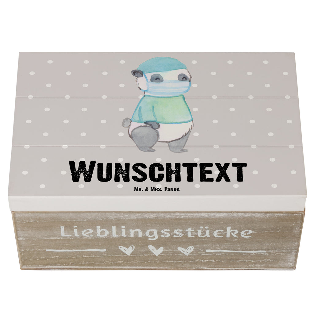 Personalisierte Holzkiste Chirurg mit Herz Holzkiste mit Namen, Kiste mit Namen, Schatzkiste mit Namen, Truhe mit Namen, Schatulle mit Namen, Erinnerungsbox mit Namen, Erinnerungskiste, mit Namen, Dekokiste mit Namen, Aufbewahrungsbox mit Namen, Holzkiste Personalisiert, Kiste Personalisiert, Schatzkiste Personalisiert, Truhe Personalisiert, Schatulle Personalisiert, Erinnerungsbox Personalisiert, Erinnerungskiste Personalisiert, Dekokiste Personalisiert, Aufbewahrungsbox Personalisiert, Geschenkbox personalisiert, GEschenkdose personalisiert, Beruf, Ausbildung, Jubiläum, Abschied, Rente, Kollege, Kollegin, Geschenk, Schenken, Arbeitskollege, Mitarbeiter, Firma, Danke, Dankeschön, Chirurg, Unfallchirurg, Notfallchirurg, Krankenhaus, Arzt, Mediziner