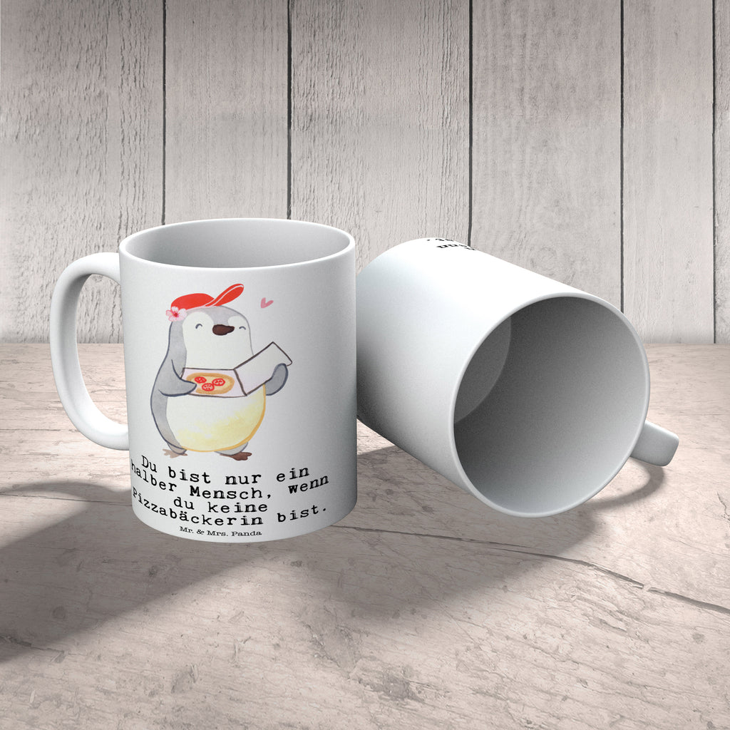 Tasse Pizzabäckerin mit Herz Tasse, Kaffeetasse, Teetasse, Becher, Kaffeebecher, Teebecher, Keramiktasse, Porzellantasse, Büro Tasse, Geschenk Tasse, Tasse Sprüche, Tasse Motive, Kaffeetassen, Tasse bedrucken, Designer Tasse, Cappuccino Tassen, Schöne Teetassen, Beruf, Ausbildung, Jubiläum, Abschied, Rente, Kollege, Kollegin, Geschenk, Schenken, Arbeitskollege, Mitarbeiter, Firma, Danke, Dankeschön, Lieferdienstmitarbeiterin, Pizzabäckerin, Pizzabotin, Pizzabringdienst, Lieferbringdienst