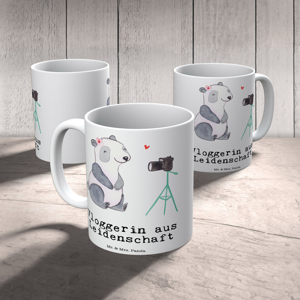 Tasse Vloggerin aus Leidenschaft Tasse, Kaffeetasse, Teetasse, Becher, Kaffeebecher, Teebecher, Keramiktasse, Porzellantasse, Büro Tasse, Geschenk Tasse, Tasse Sprüche, Tasse Motive, Kaffeetassen, Tasse bedrucken, Designer Tasse, Cappuccino Tassen, Schöne Teetassen, Beruf, Ausbildung, Jubiläum, Abschied, Rente, Kollege, Kollegin, Geschenk, Schenken, Arbeitskollege, Mitarbeiter, Firma, Danke, Dankeschön