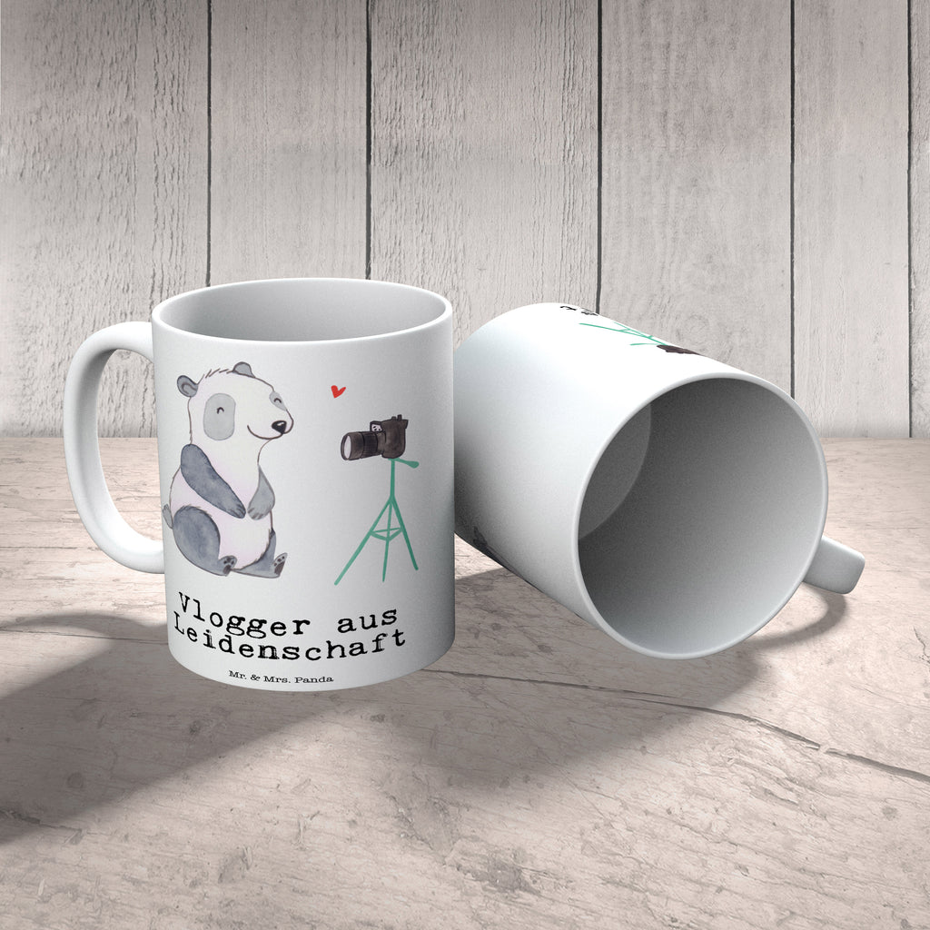 Tasse Vlogger aus Leidenschaft Tasse, Kaffeetasse, Teetasse, Becher, Kaffeebecher, Teebecher, Keramiktasse, Porzellantasse, Büro Tasse, Geschenk Tasse, Tasse Sprüche, Tasse Motive, Kaffeetassen, Tasse bedrucken, Designer Tasse, Cappuccino Tassen, Schöne Teetassen, Beruf, Ausbildung, Jubiläum, Abschied, Rente, Kollege, Kollegin, Geschenk, Schenken, Arbeitskollege, Mitarbeiter, Firma, Danke, Dankeschön