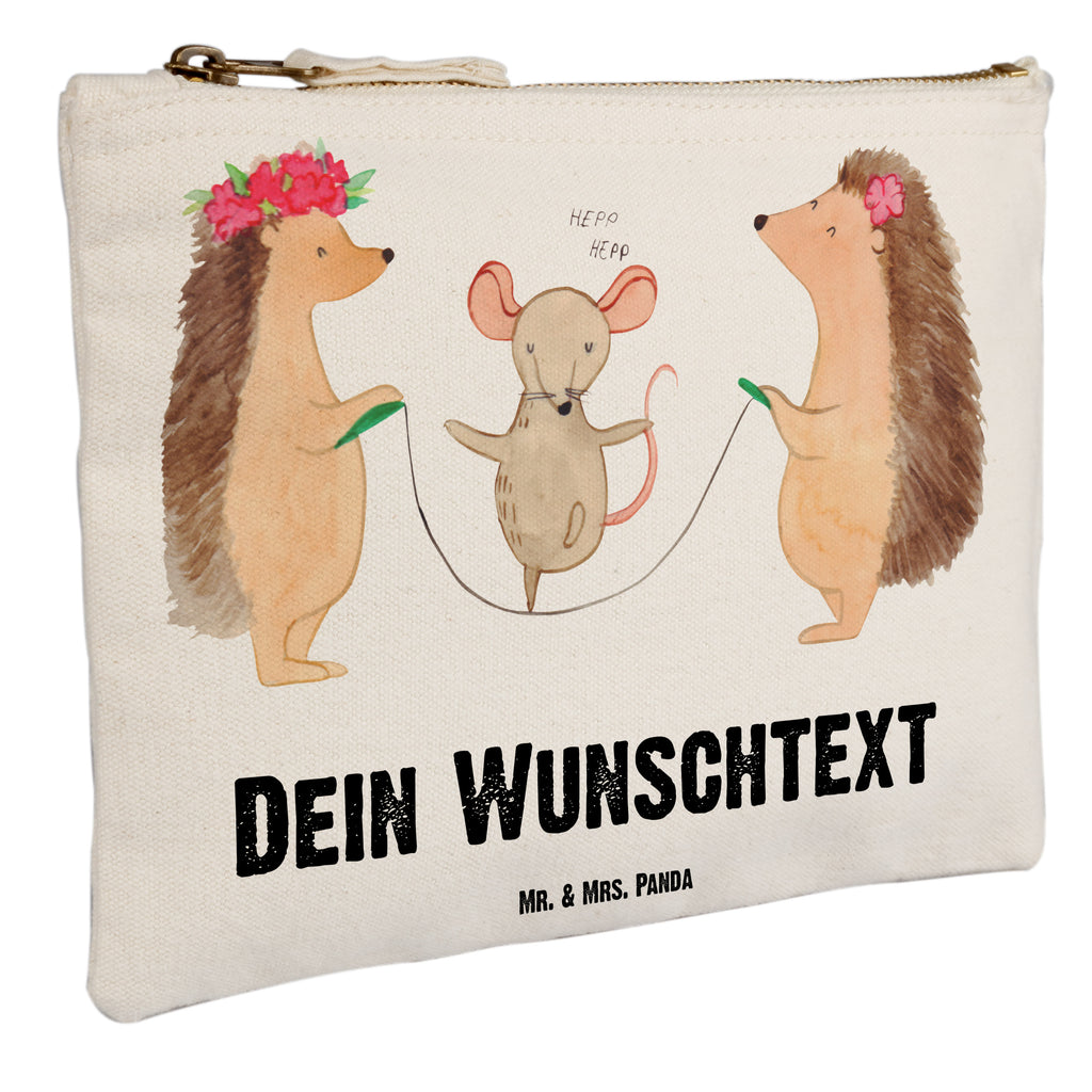 Personalisierte Schminktasche Igel Seilhüpfen Personalisierte Schminktasche, Personalisierte Kosmetiktasche, Personalisierter Kosmetikbeutel, Personalisiertes Stiftemäppchen, Personalisiertes Etui, Personalisierte Federmappe, Personalisierte Makeup Bag, Personalisiertes Schminketui, Personalisiertes Kosmetiketui, Personalisiertes Schlamperetui, Schminktasche mit Namen, Kosmetiktasche mit Namen, Kosmetikbeutel mit Namen, Stiftemäppchen mit Namen, Etui mit Namen, Federmappe mit Namen, Makeup Bg mit Namen, Schminketui mit Namen, Kosmetiketui mit Namen, Schlamperetui mit Namen, Schminktasche personalisieren, Schminktasche bedrucken, Schminktasche selbst gestalten, Tiermotive, Gute Laune, lustige Sprüche, Tiere, Igel, Maus, Seilspringen, Seilhüpfen, Kinder, Kindergarten