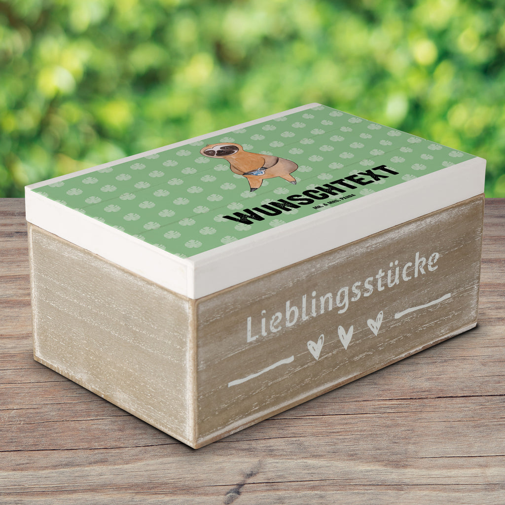 Personalisierte Holzkiste Faultier Kaffee Holzkiste mit Namen, Kiste mit Namen, Schatzkiste mit Namen, Truhe mit Namen, Schatulle mit Namen, Erinnerungsbox mit Namen, Erinnerungskiste, mit Namen, Dekokiste mit Namen, Aufbewahrungsbox mit Namen, Holzkiste Personalisiert, Kiste Personalisiert, Schatzkiste Personalisiert, Truhe Personalisiert, Schatulle Personalisiert, Erinnerungsbox Personalisiert, Erinnerungskiste Personalisiert, Dekokiste Personalisiert, Aufbewahrungsbox Personalisiert, Geschenkbox personalisiert, GEschenkdose personalisiert, Faultier, Faultier Geschenk, Faultier Deko, Faultiere, faul, Lieblingstier, Kaffee, erster Kaffee, Morgenmuffel, Frühaufsteher, Kaffeetasse, Genießer, Coffee, Kaffeegetränk