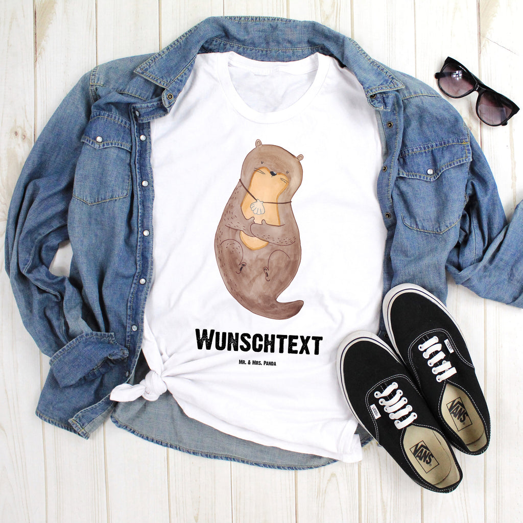 Personalisiertes T-Shirt Otter mit Muschelmedaillon T-Shirt Personalisiert, T-Shirt mit Namen, T-Shirt mit Aufruck, Männer, Frauen, Otter, Fischotter, Seeotter, Otterliebe, grübeln, träumen, Motivation, Tagträumen, Büro