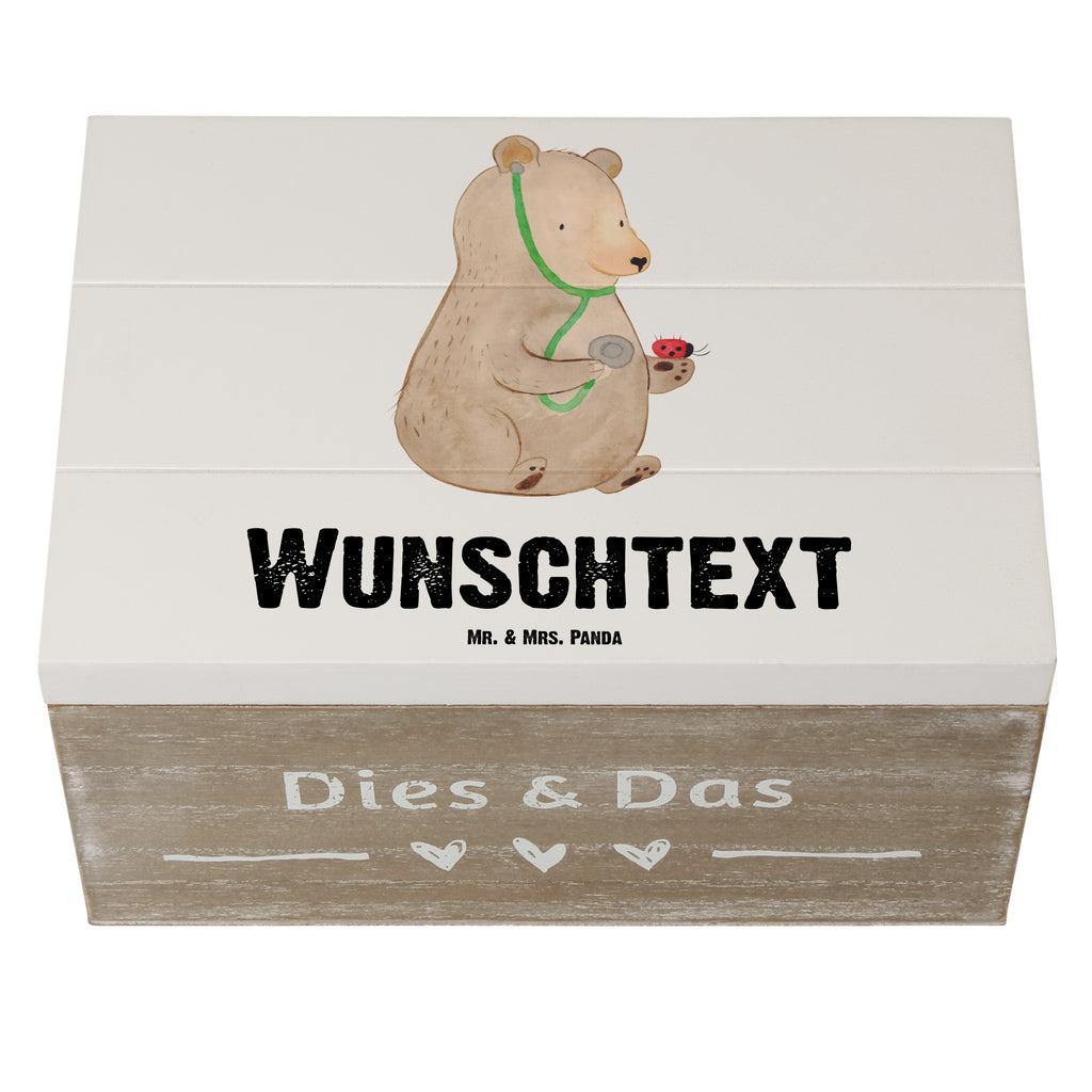 Personalisierte Holzkiste Bär Arzt Holzkiste mit Namen, Kiste mit Namen, Schatzkiste mit Namen, Truhe mit Namen, Schatulle mit Namen, Erinnerungsbox mit Namen, Erinnerungskiste, mit Namen, Dekokiste mit Namen, Aufbewahrungsbox mit Namen, Holzkiste Personalisiert, Kiste Personalisiert, Schatzkiste Personalisiert, Truhe Personalisiert, Schatulle Personalisiert, Erinnerungsbox Personalisiert, Erinnerungskiste Personalisiert, Dekokiste Personalisiert, Aufbewahrungsbox Personalisiert, Geschenkbox personalisiert, GEschenkdose personalisiert, Bär, Teddy, Teddybär, Arzt, Ärztin, Doktor, Professor, Doktorin, Professorin