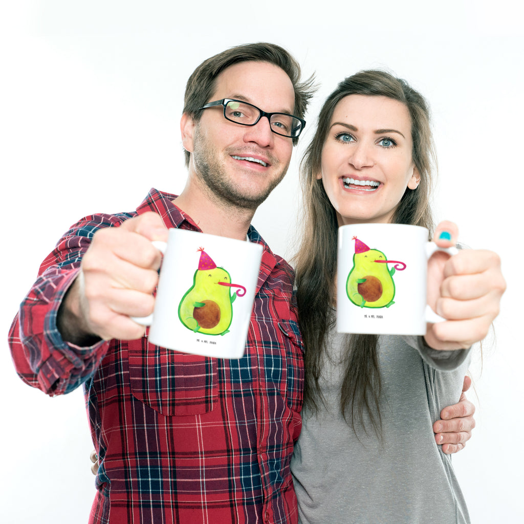 Tasse Avocado Feier Tasse, Kaffeetasse, Teetasse, Becher, Kaffeebecher, Teebecher, Keramiktasse, Porzellantasse, Büro Tasse, Geschenk Tasse, Tasse Sprüche, Tasse Motive, Kaffeetassen, Tasse bedrucken, Designer Tasse, Cappuccino Tassen, Schöne Teetassen, Avocado, Veggie, Vegan, Gesund, Party, Feierlichkeit, Feier, Fete, Geburtstag, Gute Laune, Tröte