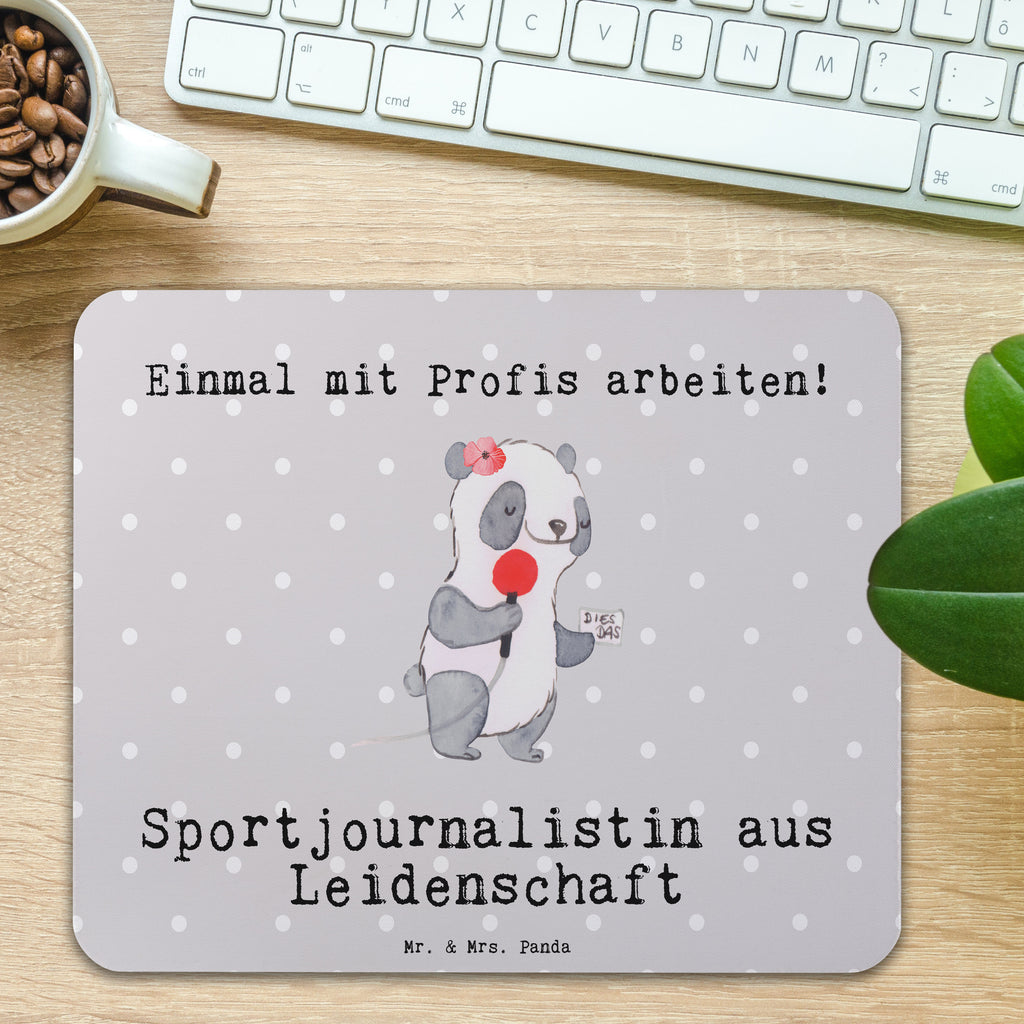 Mauspad Sportjournalistin aus Leidenschaft Mousepad, Computer zubehör, Büroausstattung, PC Zubehör, Arbeitszimmer, Mauspad, Einzigartiges Mauspad, Designer Mauspad, Mausunterlage, Mauspad Büro, Beruf, Ausbildung, Jubiläum, Abschied, Rente, Kollege, Kollegin, Geschenk, Schenken, Arbeitskollege, Mitarbeiter, Firma, Danke, Dankeschön, Sportjournalistin, Journalistin, Reporterin, Redakteurin, Pressebüro, Studium