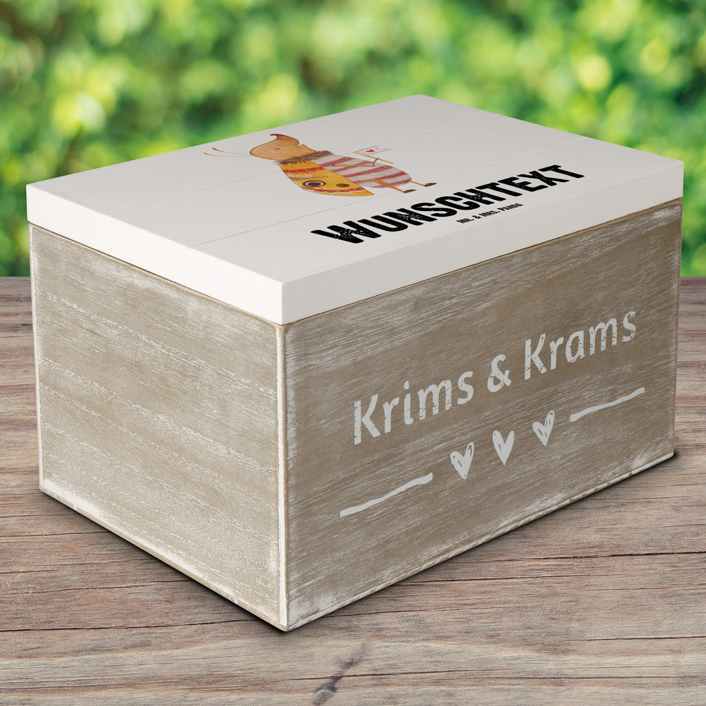 Personalisierte Holzkiste Nachtfalter Fähnchen Holzkiste mit Namen, Kiste mit Namen, Schatzkiste mit Namen, Truhe mit Namen, Schatulle mit Namen, Erinnerungsbox mit Namen, Erinnerungskiste, mit Namen, Dekokiste mit Namen, Aufbewahrungsbox mit Namen, Holzkiste Personalisiert, Kiste Personalisiert, Schatzkiste Personalisiert, Truhe Personalisiert, Schatulle Personalisiert, Erinnerungsbox Personalisiert, Erinnerungskiste Personalisiert, Dekokiste Personalisiert, Aufbewahrungsbox Personalisiert, Geschenkbox personalisiert, GEschenkdose personalisiert, Tiermotive, Gute Laune, lustige Sprüche, Tiere, Nachtfalter, Käfer, Spruch lustig, Spruch witzig, süß, niedlich, Küche Deko, Was kostet die Welt