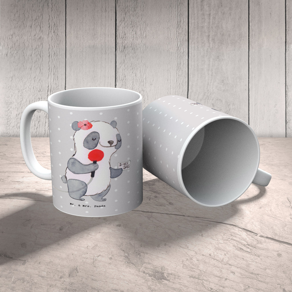 Tasse Sportjournalistin mit Herz Tasse, Kaffeetasse, Teetasse, Becher, Kaffeebecher, Teebecher, Keramiktasse, Porzellantasse, Büro Tasse, Geschenk Tasse, Tasse Sprüche, Tasse Motive, Kaffeetassen, Tasse bedrucken, Designer Tasse, Cappuccino Tassen, Schöne Teetassen, Beruf, Ausbildung, Jubiläum, Abschied, Rente, Kollege, Kollegin, Geschenk, Schenken, Arbeitskollege, Mitarbeiter, Firma, Danke, Dankeschön, Sportjournalistin, Journalistin, Reporterin, Redakteurin, Pressebüro, Studium