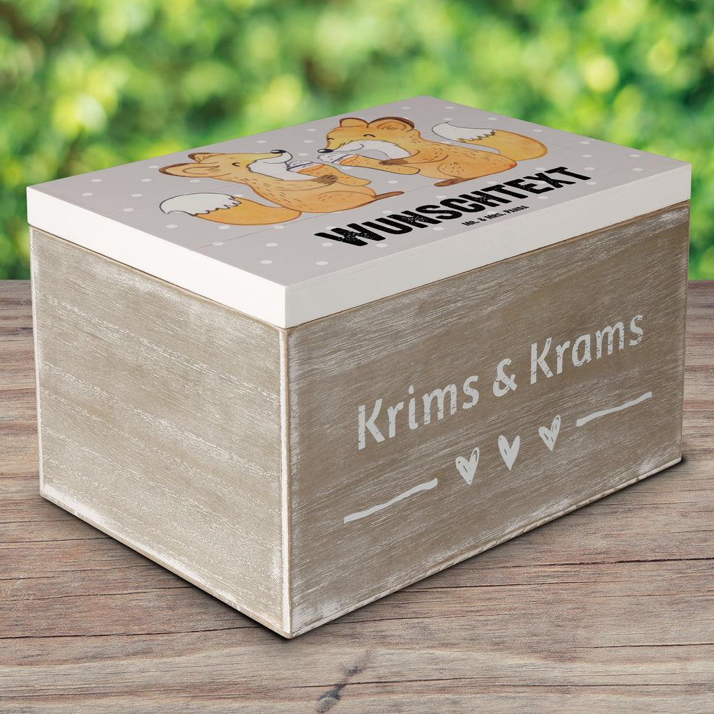 Personalisierte Holzkiste Fuchs Bester Zimmernachbar der Welt Holzkiste mit Namen, Kiste mit Namen, Schatzkiste mit Namen, Truhe mit Namen, Schatulle mit Namen, Erinnerungsbox mit Namen, Erinnerungskiste, mit Namen, Dekokiste mit Namen, Aufbewahrungsbox mit Namen, Holzkiste Personalisiert, Kiste Personalisiert, Schatzkiste Personalisiert, Truhe Personalisiert, Schatulle Personalisiert, Erinnerungsbox Personalisiert, Erinnerungskiste Personalisiert, Dekokiste Personalisiert, Aufbewahrungsbox Personalisiert, Geschenkbox personalisiert, GEschenkdose personalisiert, für, Dankeschön, Geschenk, Schenken, Geburtstag, Geburtstagsgeschenk, Geschenkidee, Danke, Bedanken, Mitbringsel, Freude machen, Geschenktipp, Zimmernachbar, Zimmernachbarn, Zimmer, Krankenhaus, Patient, Kollegin, Wohnheim, Nachbar, WG, Studentenwohnheim