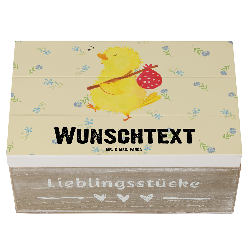 Personalisierte Holzkiste Küken Wanderer Holzkiste mit Namen, Kiste mit Namen, Schatzkiste mit Namen, Truhe mit Namen, Schatulle mit Namen, Erinnerungsbox mit Namen, Erinnerungskiste, mit Namen, Dekokiste mit Namen, Aufbewahrungsbox mit Namen, Holzkiste Personalisiert, Kiste Personalisiert, Schatzkiste Personalisiert, Truhe Personalisiert, Schatulle Personalisiert, Erinnerungsbox Personalisiert, Erinnerungskiste Personalisiert, Dekokiste Personalisiert, Aufbewahrungsbox Personalisiert, Geschenkbox personalisiert, GEschenkdose personalisiert, Ostern, Osterhase, Ostergeschenke, Osternest, Osterdeko, Geschenke zu Ostern, Ostern Geschenk, Ostergeschenke Kinder, Ostern Kinder, Küken, Osterei, Ostereier, Ei, Frühlingsgefühle, Freude, Grüße, liebe Grüße, Frohe Ostern, Ostergrüße, Flausen, Wunder, Reisen, Weltenbummler, Zeit, Zeitmanagement, Backpacker