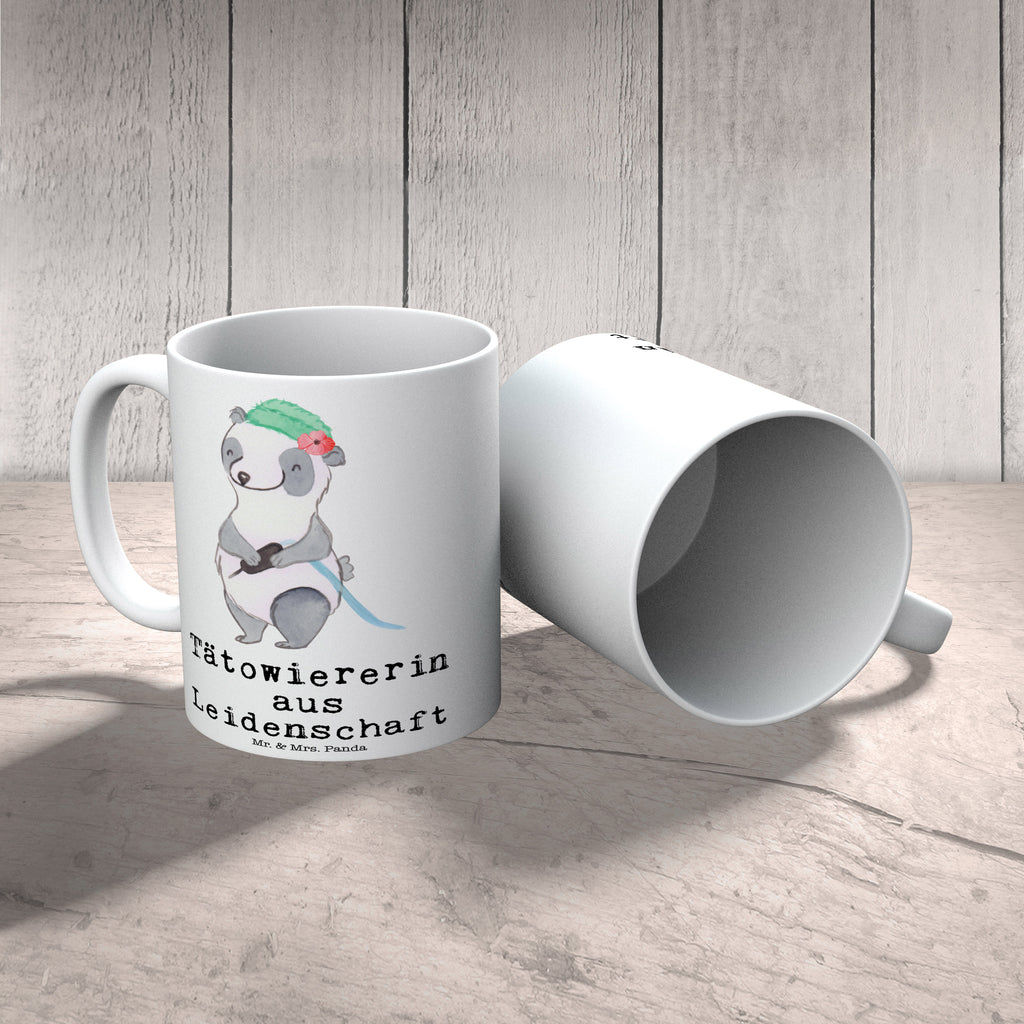 Tasse Tätowiererin aus Leidenschaft Tasse, Kaffeetasse, Teetasse, Becher, Kaffeebecher, Teebecher, Keramiktasse, Porzellantasse, Büro Tasse, Geschenk Tasse, Tasse Sprüche, Tasse Motive, Kaffeetassen, Tasse bedrucken, Designer Tasse, Cappuccino Tassen, Schöne Teetassen, Beruf, Ausbildung, Jubiläum, Abschied, Rente, Kollege, Kollegin, Geschenk, Schenken, Arbeitskollege, Mitarbeiter, Firma, Danke, Dankeschön