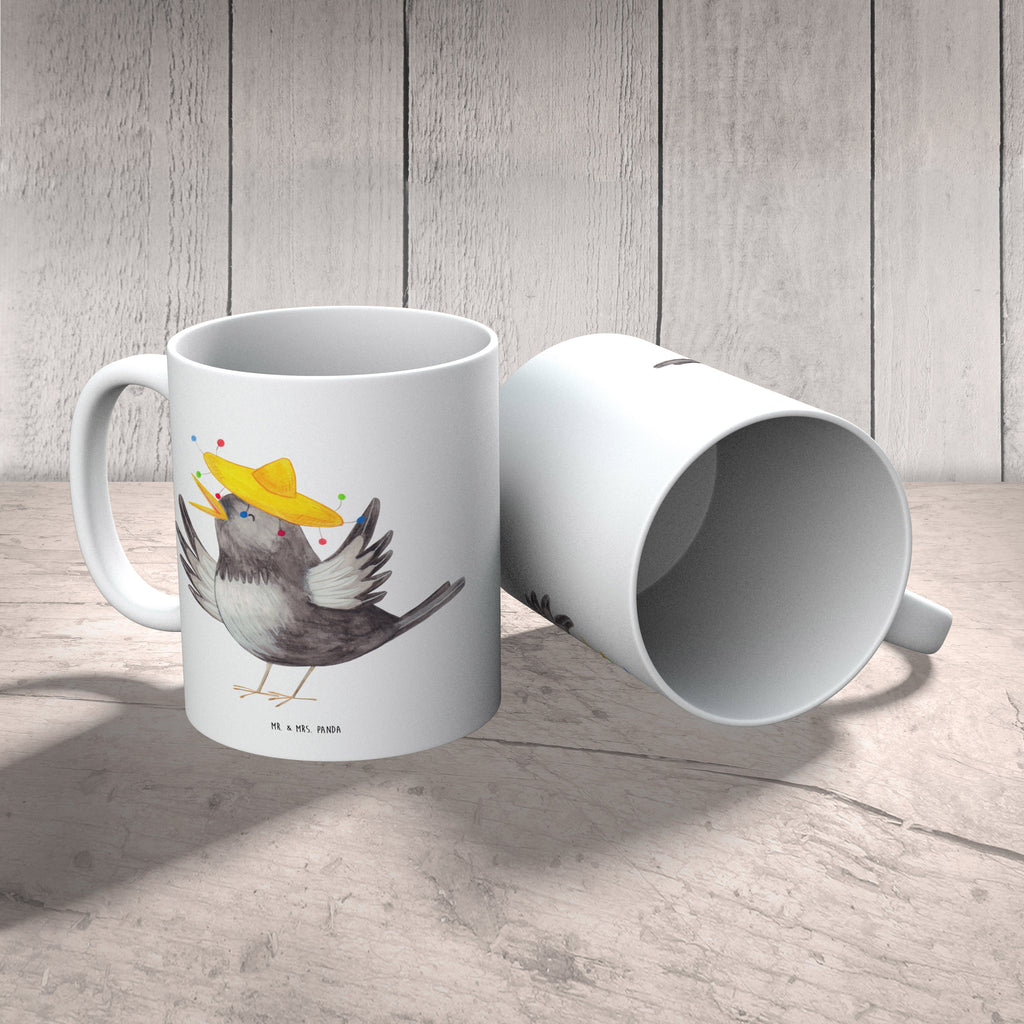 Tasse Rabe Sombrero Tasse, Kaffeetasse, Teetasse, Becher, Kaffeebecher, Teebecher, Keramiktasse, Porzellantasse, Büro Tasse, Geschenk Tasse, Tasse Sprüche, Tasse Motive, Kaffeetassen, Tasse bedrucken, Designer Tasse, Cappuccino Tassen, Schöne Teetassen, Tiermotive, Gute Laune, lustige Sprüche, Tiere, Rabe, Vogel, Vögel, Spruch positiv, fröhlich sein, glücklich sein, Glück Spruch, froh, Elster, Motivation