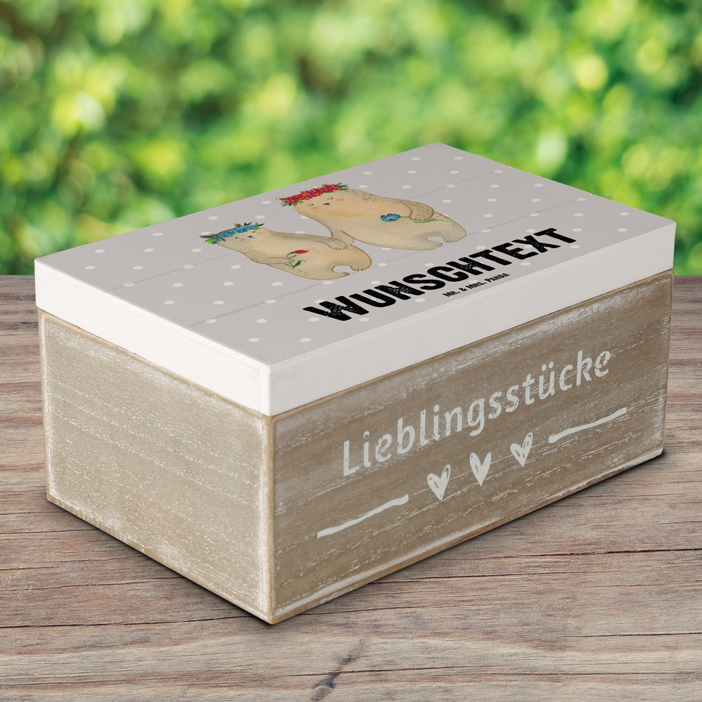 Personalisierte Holzkiste Bären mit Blumenkranz Holzkiste mit Namen, Kiste mit Namen, Schatzkiste mit Namen, Truhe mit Namen, Schatulle mit Namen, Erinnerungsbox mit Namen, Erinnerungskiste, mit Namen, Dekokiste mit Namen, Aufbewahrungsbox mit Namen, Holzkiste Personalisiert, Kiste Personalisiert, Schatzkiste Personalisiert, Truhe Personalisiert, Schatulle Personalisiert, Erinnerungsbox Personalisiert, Erinnerungskiste Personalisiert, Dekokiste Personalisiert, Aufbewahrungsbox Personalisiert, Geschenkbox personalisiert, GEschenkdose personalisiert, Familie, Vatertag, Muttertag, Bruder, Schwester, Mama, Papa, Oma, Opa, Bär, Bären, Mutter, Mutti, Mami, Lieblingsmensch, Lieblingsmama, beste Mutter, weltbeste Mama, Geschenk Mama. Muttertag, Tochter, Kind, Kinder, Töchter, Family, Vorbild