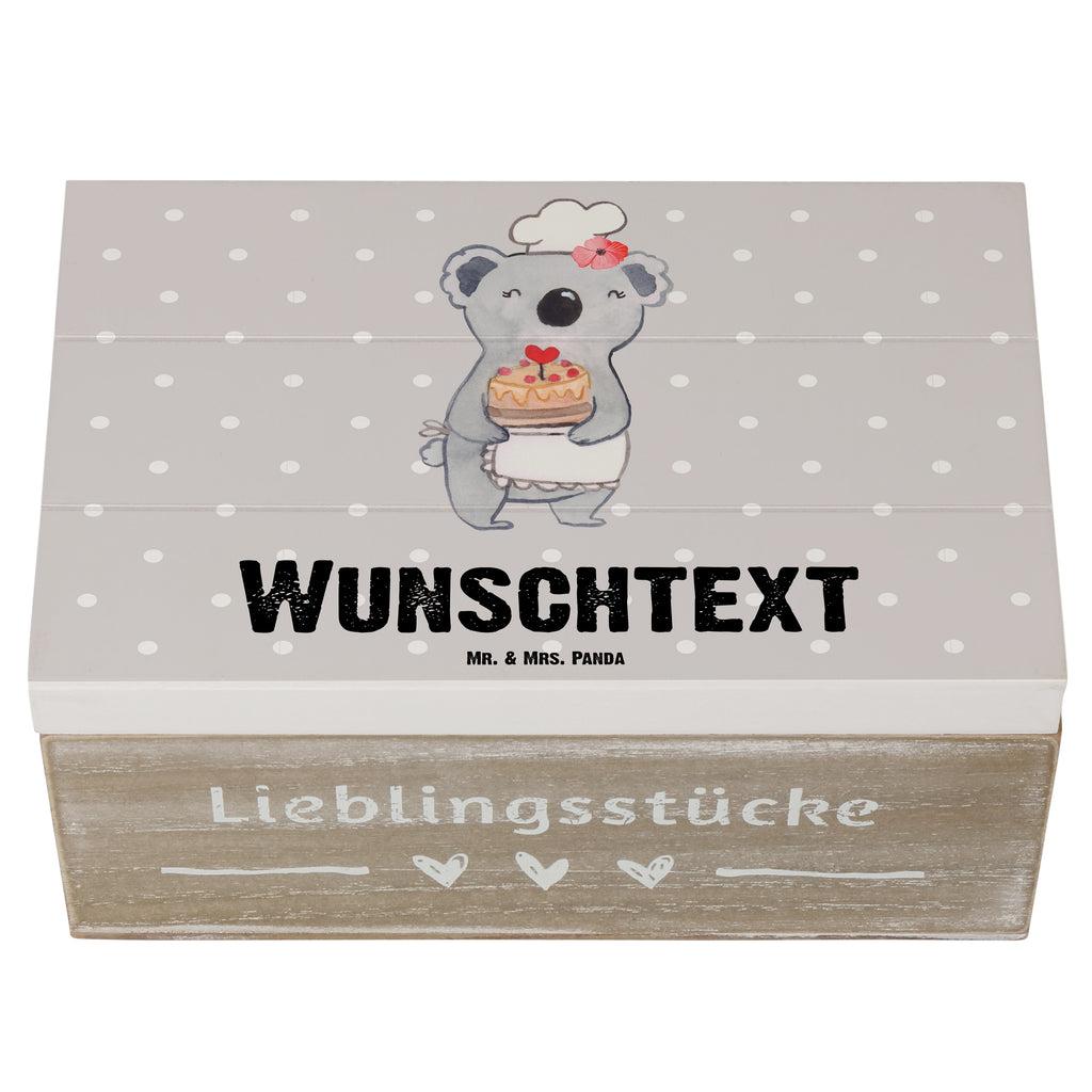 Personalisierte Holzkiste Konditorin Herz Holzkiste mit Namen, Kiste mit Namen, Schatzkiste mit Namen, Truhe mit Namen, Schatulle mit Namen, Erinnerungsbox mit Namen, Erinnerungskiste, mit Namen, Dekokiste mit Namen, Aufbewahrungsbox mit Namen, Holzkiste Personalisiert, Kiste Personalisiert, Schatzkiste Personalisiert, Truhe Personalisiert, Schatulle Personalisiert, Erinnerungsbox Personalisiert, Erinnerungskiste Personalisiert, Dekokiste Personalisiert, Aufbewahrungsbox Personalisiert, Geschenkbox personalisiert, GEschenkdose personalisiert, Beruf, Ausbildung, Jubiläum, Abschied, Rente, Kollege, Kollegin, Geschenk, Schenken, Arbeitskollege, Mitarbeiter, Firma, Danke, Dankeschön, Konditorin, Kuchenbäckerin, Patissierin, Confiseurin, Bäckerin