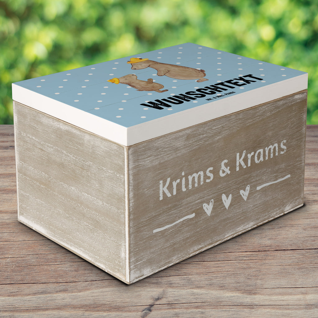 Personalisierte Holzkiste Bären mit Hut Holzkiste mit Namen, Kiste mit Namen, Schatzkiste mit Namen, Truhe mit Namen, Schatulle mit Namen, Erinnerungsbox mit Namen, Erinnerungskiste, mit Namen, Dekokiste mit Namen, Aufbewahrungsbox mit Namen, Holzkiste Personalisiert, Kiste Personalisiert, Schatzkiste Personalisiert, Truhe Personalisiert, Schatulle Personalisiert, Erinnerungsbox Personalisiert, Erinnerungskiste Personalisiert, Dekokiste Personalisiert, Aufbewahrungsbox Personalisiert, Geschenkbox personalisiert, GEschenkdose personalisiert, Familie, Vatertag, Muttertag, Bruder, Schwester, Mama, Papa, Oma, Opa, Bär, Bären, Vater, Papi, Paps, Dad, Daddy, Lieblingsmensch, Sohn, Söhne, Kind, Kinder, Vater-Sohn, Family, Vorbild