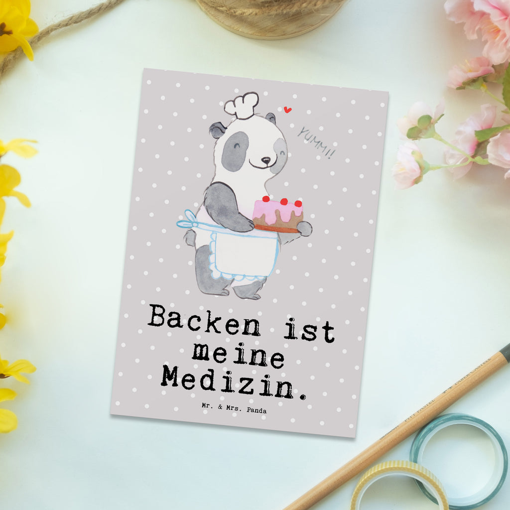 Postkarte Panda Backen Postkarte, Karte, Geschenkkarte, Grußkarte, Einladung, Ansichtskarte, Geburtstagskarte, Einladungskarte, Dankeskarte, Ansichtskarten, Einladung Geburtstag, Einladungskarten Geburtstag, Geschenk, Sport, Sportart, Hobby, Schenken, Danke, Dankeschön, Auszeichnung, Gewinn, Sportler, backen, Hobbybäcker, Kuchen backen