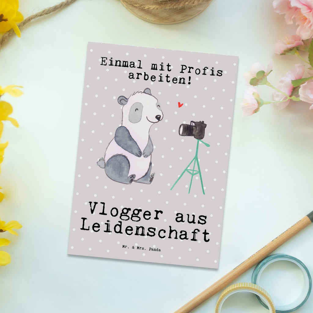 Postkarte Vlogger aus Leidenschaft Postkarte, Karte, Geschenkkarte, Grußkarte, Einladung, Ansichtskarte, Geburtstagskarte, Einladungskarte, Dankeskarte, Ansichtskarten, Einladung Geburtstag, Einladungskarten Geburtstag, Beruf, Ausbildung, Jubiläum, Abschied, Rente, Kollege, Kollegin, Geschenk, Schenken, Arbeitskollege, Mitarbeiter, Firma, Danke, Dankeschön