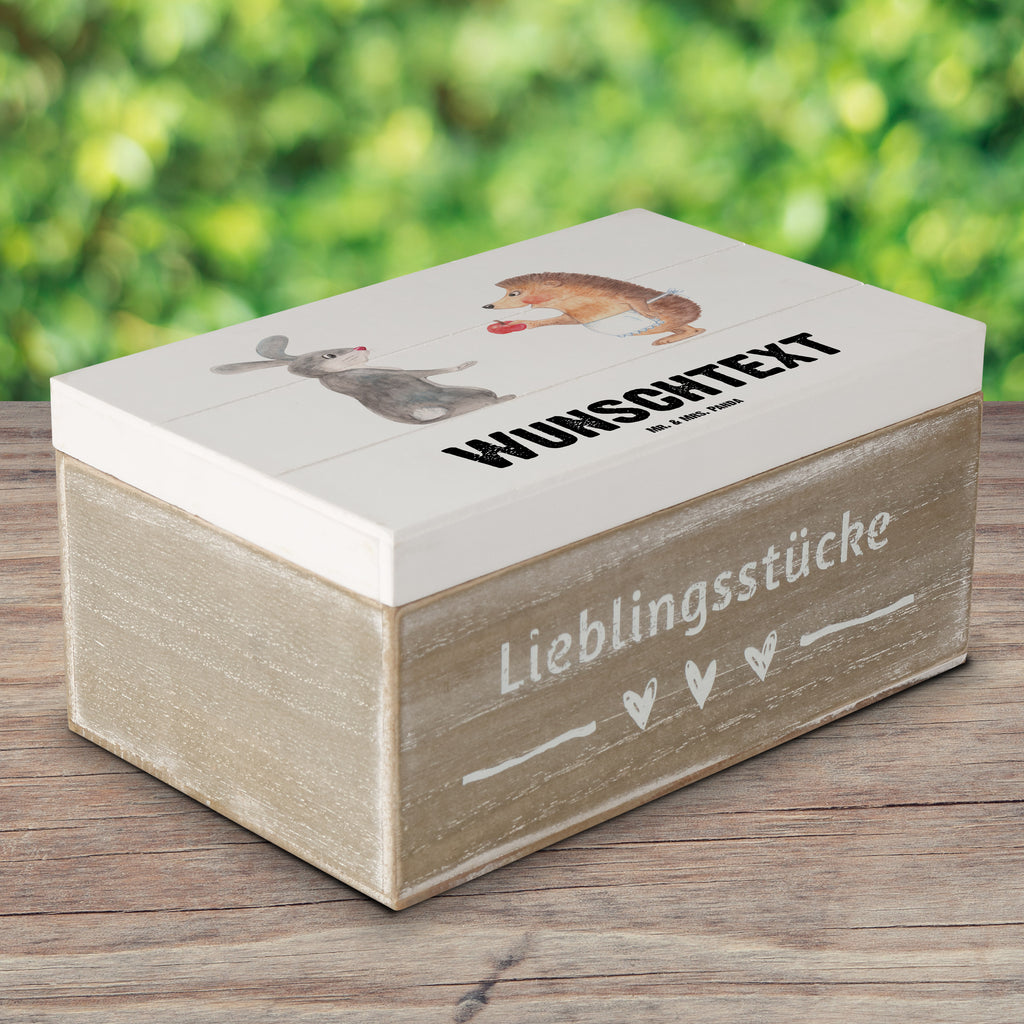 Personalisierte Holzkiste Hase Igel Holzkiste mit Namen, Kiste mit Namen, Schatzkiste mit Namen, Truhe mit Namen, Schatulle mit Namen, Erinnerungsbox mit Namen, Erinnerungskiste, mit Namen, Dekokiste mit Namen, Aufbewahrungsbox mit Namen, Holzkiste Personalisiert, Kiste Personalisiert, Schatzkiste Personalisiert, Truhe Personalisiert, Schatulle Personalisiert, Erinnerungsbox Personalisiert, Erinnerungskiste Personalisiert, Dekokiste Personalisiert, Aufbewahrungsbox Personalisiert, Geschenkbox personalisiert, GEschenkdose personalisiert, Tiermotive, Gute Laune, lustige Sprüche, Tiere, Igel und Hase, Igel, Hase, Liebe Spruch, Liebeskummer Geschenk, Herzschmerz, Trösten, Trennungsschmerz, Spruch romantisch