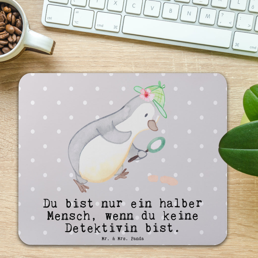 Mauspad Detektivin mit Herz Mousepad, Computer zubehör, Büroausstattung, PC Zubehör, Arbeitszimmer, Mauspad, Einzigartiges Mauspad, Designer Mauspad, Mausunterlage, Mauspad Büro, Beruf, Ausbildung, Jubiläum, Abschied, Rente, Kollege, Kollegin, Geschenk, Schenken, Arbeitskollege, Mitarbeiter, Firma, Danke, Dankeschön, Detektivin, Ermittlerin, Agentin, Privatdetektei, Berufsdetektivin, Wirtschaftsdetektei, Detektivausbildung, Spurensuche