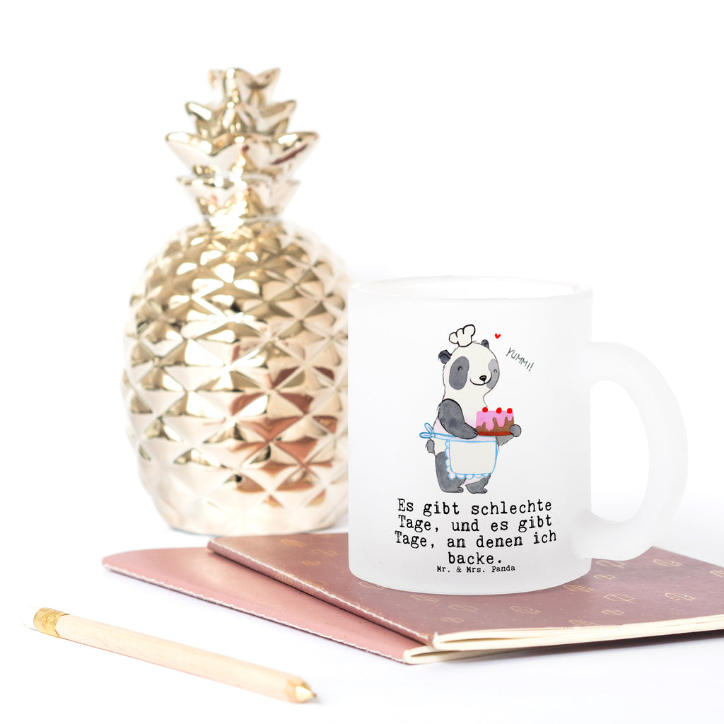 Teetasse Panda Backen Teetasse, Teeglas, Teebecher, Tasse mit Henkel, Tasse, Glas Teetasse, Teetasse aus Glas, Geschenk, Sport, Sportart, Hobby, Schenken, Danke, Dankeschön, Auszeichnung, Gewinn, Sportler, backen, Hobbybäcker, Kuchen backen