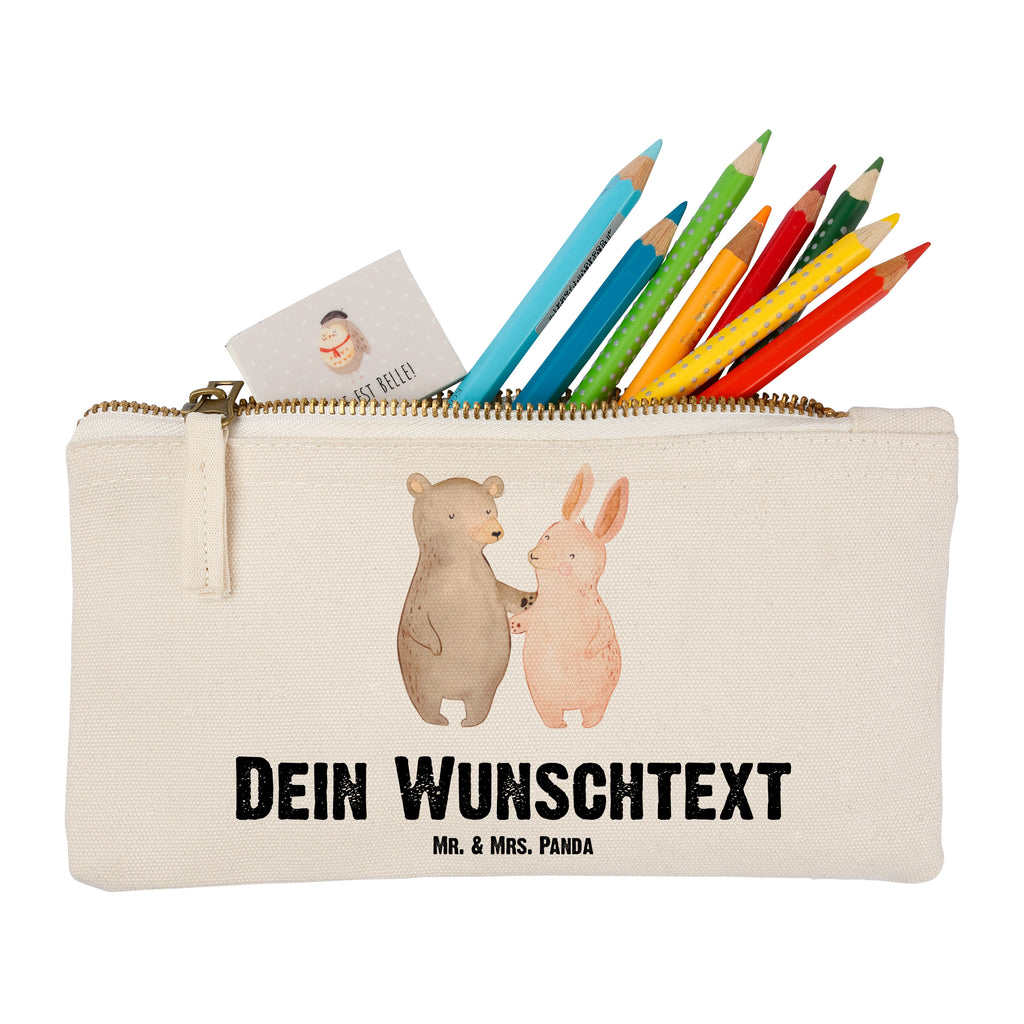 Personalisierte Schminktasche Bär Hase Umarmen Personalisierte Schminktasche, Personalisierte Kosmetiktasche, Personalisierter Kosmetikbeutel, Personalisiertes Stiftemäppchen, Personalisiertes Etui, Personalisierte Federmappe, Personalisierte Makeup Bag, Personalisiertes Schminketui, Personalisiertes Kosmetiketui, Personalisiertes Schlamperetui, Schminktasche mit Namen, Kosmetiktasche mit Namen, Kosmetikbeutel mit Namen, Stiftemäppchen mit Namen, Etui mit Namen, Federmappe mit Namen, Makeup Bg mit Namen, Schminketui mit Namen, Kosmetiketui mit Namen, Schlamperetui mit Namen, Schminktasche personalisieren, Schminktasche bedrucken, Schminktasche selbst gestalten, Liebe, Partner, Freund, Freundin, Ehemann, Ehefrau, Heiraten, Verlobung, Heiratsantrag, Liebesgeschenk, Jahrestag, Hocheitstag, Freunde, bester Freund, Hase, Bär, Bärchen, best friends