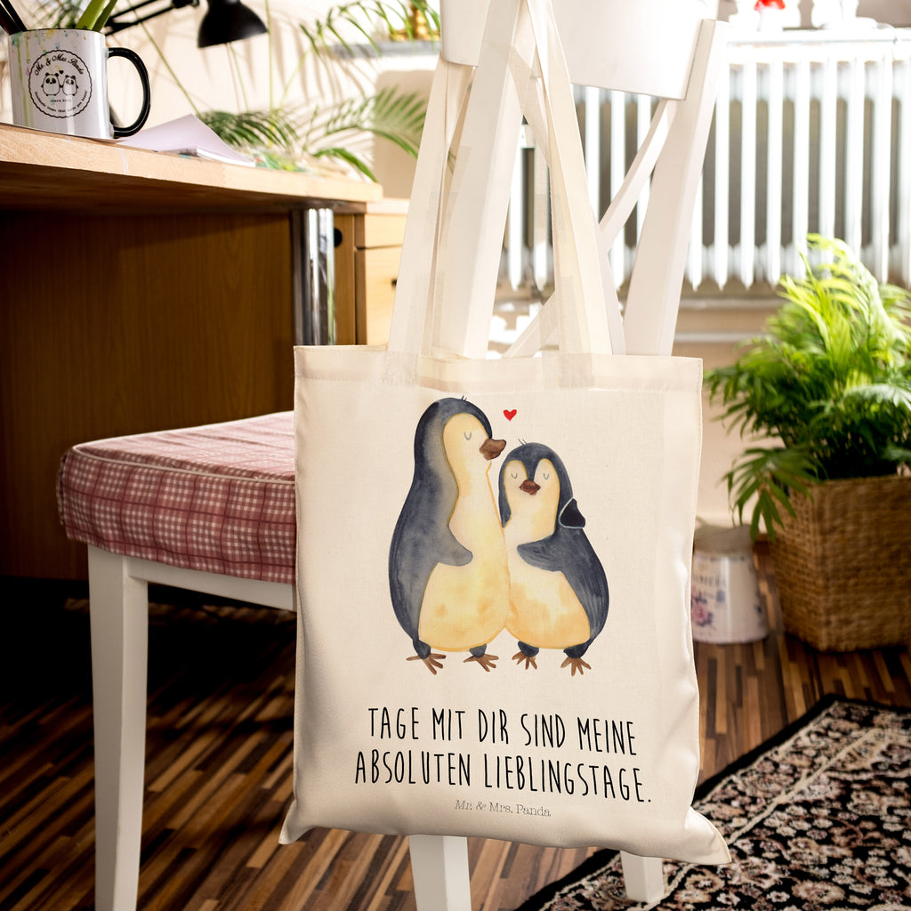 Tragetasche Pinguin umarmend Beuteltasche, Beutel, Einkaufstasche, Jutebeutel, Stoffbeutel, Tasche, Shopper, Umhängetasche, Strandtasche, Schultertasche, Stofftasche, Tragetasche, Badetasche, Jutetasche, Einkaufstüte, Laptoptasche, Pinguin, Liebe, Liebespaar, Liebesbeweis, Liebesgeschenk, Verlobung, Jahrestag, Hochzeitstag, Hochzeit, Hochzeitsgeschenk