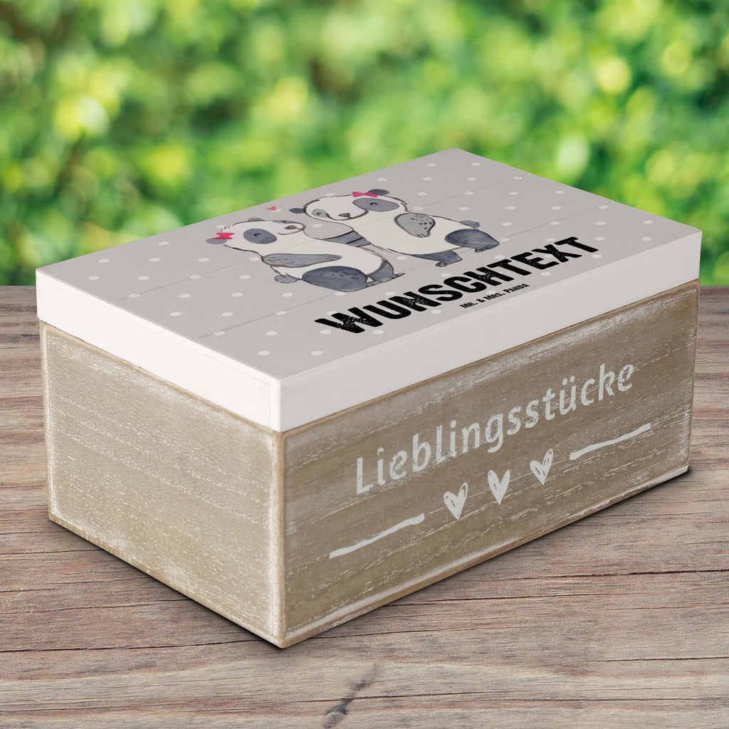 Personalisierte Holzkiste Panda Beste Schwester der Welt Holzkiste mit Namen, Kiste mit Namen, Schatzkiste mit Namen, Truhe mit Namen, Schatulle mit Namen, Erinnerungsbox mit Namen, Erinnerungskiste, mit Namen, Dekokiste mit Namen, Aufbewahrungsbox mit Namen, Holzkiste Personalisiert, Kiste Personalisiert, Schatzkiste Personalisiert, Truhe Personalisiert, Schatulle Personalisiert, Erinnerungsbox Personalisiert, Erinnerungskiste Personalisiert, Dekokiste Personalisiert, Aufbewahrungsbox Personalisiert, Geschenkbox personalisiert, GEschenkdose personalisiert, für, Dankeschön, Geschenk, Schenken, Geburtstag, Geburtstagsgeschenk, Geschenkidee, Danke, Bedanken, Mitbringsel, Freude machen, Geschenktipp, Schwestern, Schwester, Geschwister, Schwesterherz, Sister, Familie, Kleinigkeit, Beste, Tochter, Liebe, Kinder