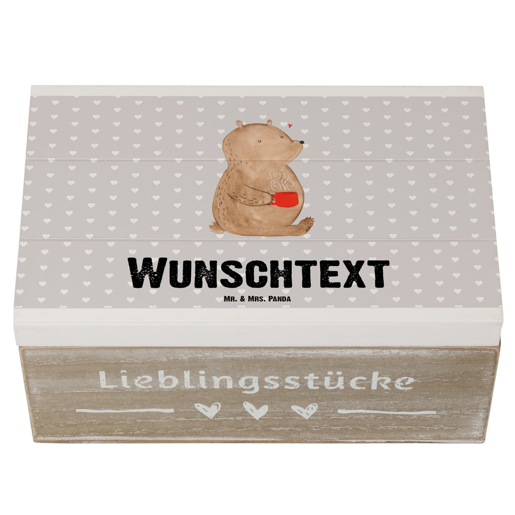 Personalisierte Holzkiste Bär Morgenkaffee Holzkiste mit Namen, Kiste mit Namen, Schatzkiste mit Namen, Truhe mit Namen, Schatulle mit Namen, Erinnerungsbox mit Namen, Erinnerungskiste, mit Namen, Dekokiste mit Namen, Aufbewahrungsbox mit Namen, Holzkiste Personalisiert, Kiste Personalisiert, Schatzkiste Personalisiert, Truhe Personalisiert, Schatulle Personalisiert, Erinnerungsbox Personalisiert, Erinnerungskiste Personalisiert, Dekokiste Personalisiert, Aufbewahrungsbox Personalisiert, Geschenkbox personalisiert, GEschenkdose personalisiert, Liebe, Partner, Freund, Freundin, Ehemann, Ehefrau, Heiraten, Verlobung, Heiratsantrag, Liebesgeschenk, Jahrestag, Hocheitstag, Valentinstag, Geschenk für Frauen, Hochzeitstag, Mitbringsel, Geschenk für Freundin, Geschenk für Partner, Liebesbeweis, für Männer, für Ehemann