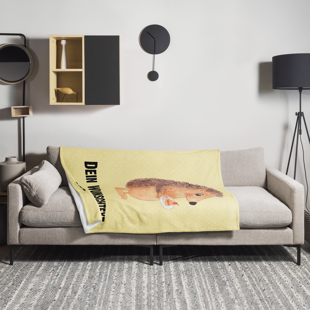 Personalisierte Decke Igel mit Kuchenstück Personalisierte Decke, Decke mit Namen, Kuscheldecke mit Namen, Decke bedrucken, Kuscheldecke bedrucken, Tiermotive, Gute Laune, lustige Sprüche, Tiere, Igel, Essen Spruch, Kuchen, Backen Geschenk, Kuchen backen, Einladung Party, Geburtstagskuchen, Torte