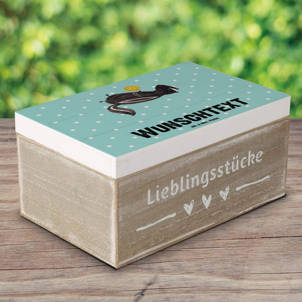 Personalisierte Holzkiste Stinktier Ball Holzkiste mit Namen, Kiste mit Namen, Schatzkiste mit Namen, Truhe mit Namen, Schatulle mit Namen, Erinnerungsbox mit Namen, Erinnerungskiste, mit Namen, Dekokiste mit Namen, Aufbewahrungsbox mit Namen, Holzkiste Personalisiert, Kiste Personalisiert, Schatzkiste Personalisiert, Truhe Personalisiert, Schatulle Personalisiert, Erinnerungsbox Personalisiert, Erinnerungskiste Personalisiert, Dekokiste Personalisiert, Aufbewahrungsbox Personalisiert, Geschenkbox personalisiert, GEschenkdose personalisiert, Stinktier, Skunk, Wildtier, Raubtier, Stinker, Stinki, verspielt, Weisheit