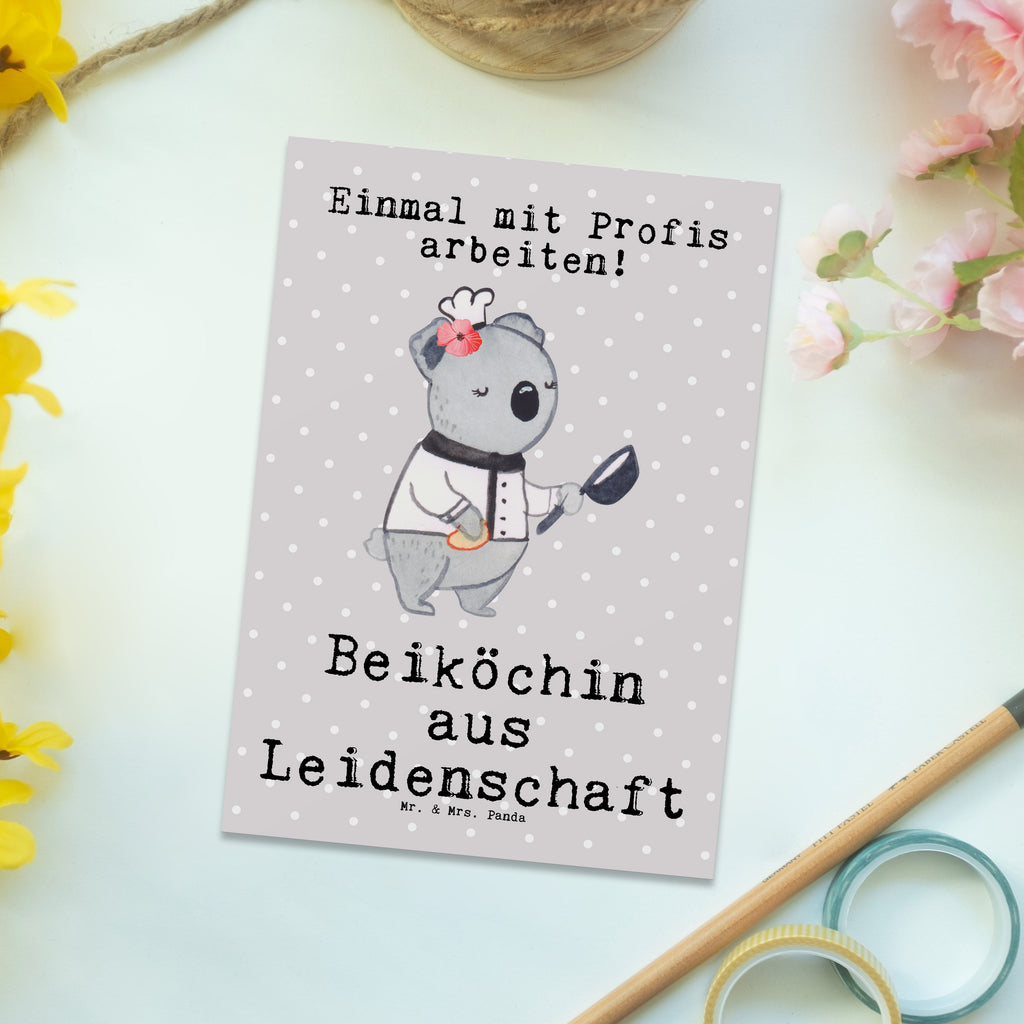 Postkarte Beiköchin aus Leidenschaft Postkarte, Karte, Geschenkkarte, Grußkarte, Einladung, Ansichtskarte, Geburtstagskarte, Einladungskarte, Dankeskarte, Ansichtskarten, Einladung Geburtstag, Einladungskarten Geburtstag, Beruf, Ausbildung, Jubiläum, Abschied, Rente, Kollege, Kollegin, Geschenk, Schenken, Arbeitskollege, Mitarbeiter, Firma, Danke, Dankeschön, Beiköchin, Spülhilfe, Hilfsköchin, Jungkoch, Küchenhilfe, Gastronomie, Restaurant, Köchin